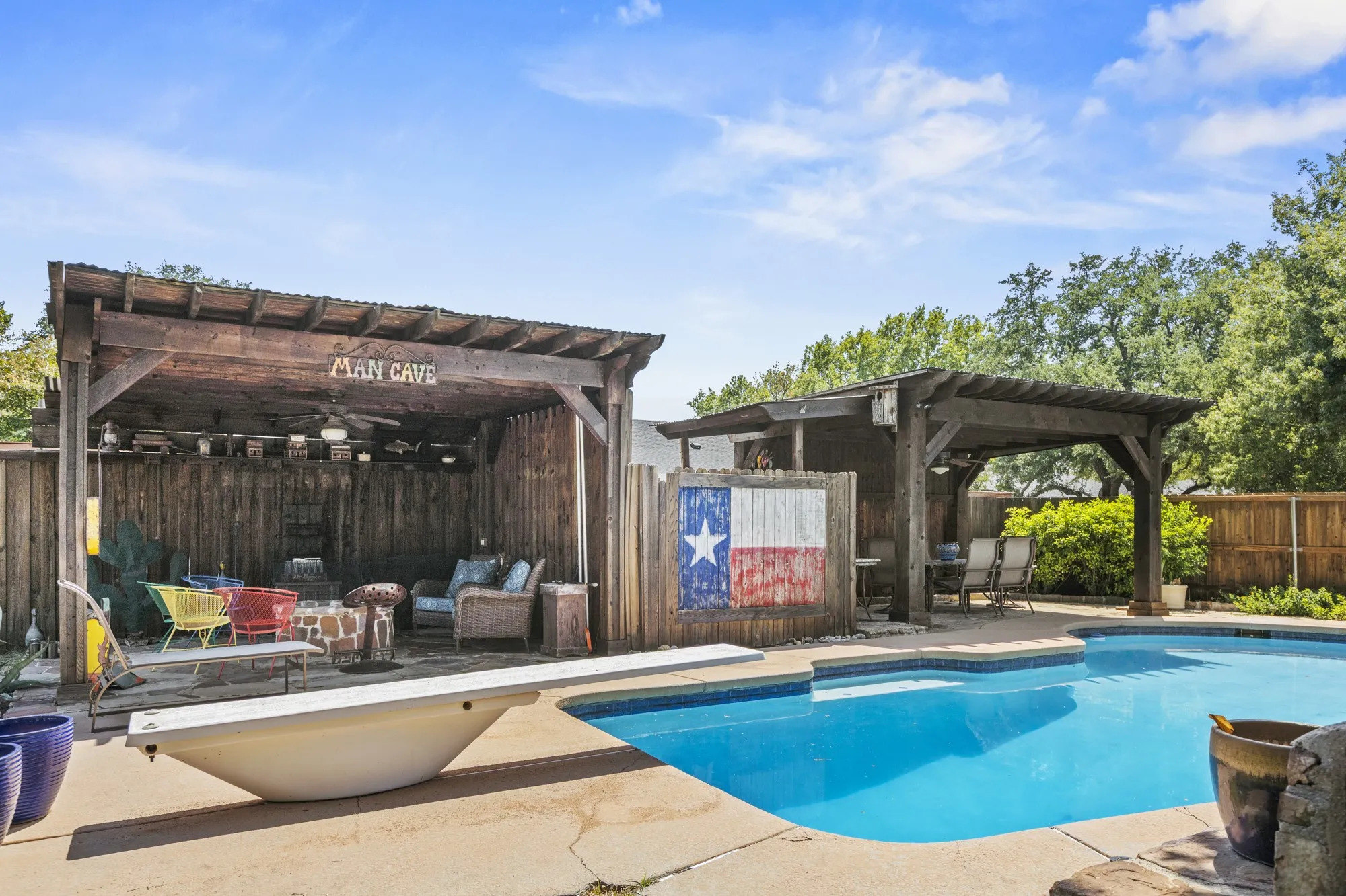 Single Family Residence For Sale in Denton County , 1946 Oakbluff Drive, Carrollton, Texas 75007, 3 Bedroom, 2 Bathroom, 1 Garage spaces, 2,568 Sqft, built in 1980, mls#21368331, Real Estate Agent in Carrollton, Homes For Sale in Denton county, Homes For Sale in Carrollton, Realtor in Carrollton Texas, Real Estate Brokerage Independent Realty Texas, Luminita Cordes Realtor