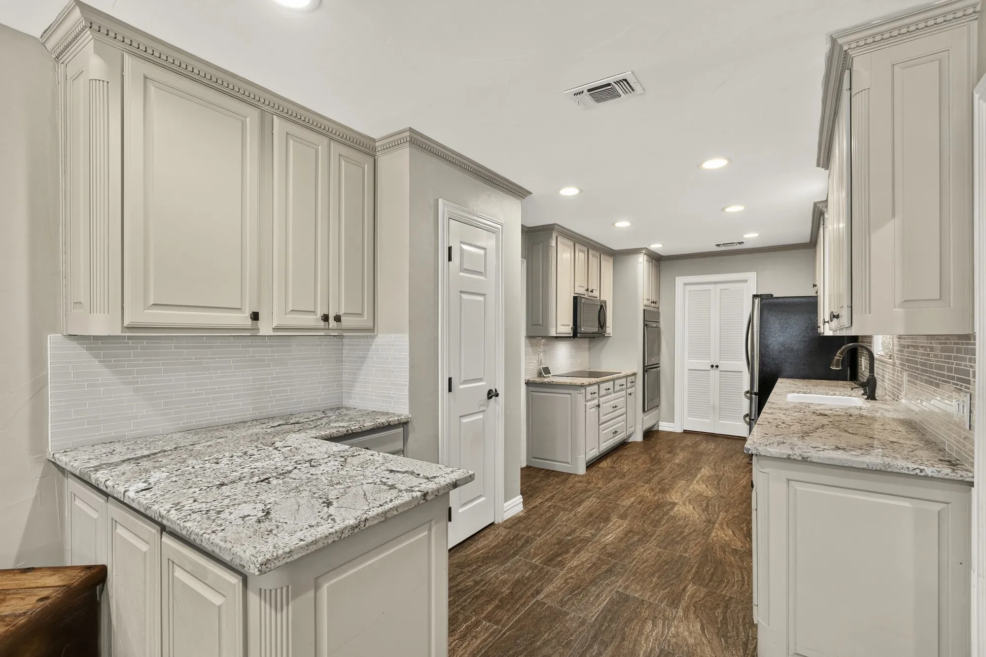 Single Family Residence For Sale in Denton County , 1946 Oakbluff Drive, Carrollton, Texas 75007, 3 Bedroom, 2 Bathroom, 1 Garage spaces, 2,568 Sqft, built in 1980, mls#21368331, Real Estate Agent in Carrollton, Homes For Sale in Denton county, Homes For Sale in Carrollton, Realtor in Carrollton Texas, Real Estate Brokerage Independent Realty Texas, Luminita Cordes Realtor