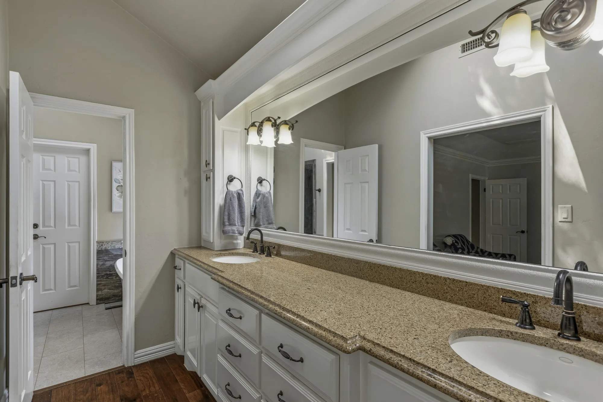 Single Family Residence For Sale in Denton County , 1946 Oakbluff Drive, Carrollton, Texas 75007, 3 Bedroom, 2 Bathroom, 1 Garage spaces, 2,568 Sqft, built in 1980, mls#21368331, Real Estate Agent in Carrollton, Homes For Sale in Denton county, Homes For Sale in Carrollton, Realtor in Carrollton Texas, Real Estate Brokerage Independent Realty Texas, Luminita Cordes Realtor