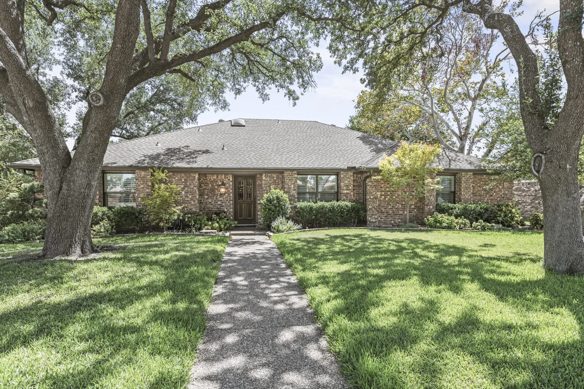 Single Family Residence For Sale in Denton County , 1946 Oakbluff Drive, Carrollton, Texas 75007, 3 Bedroom, 2 Bathroom, 1 Garage spaces, 2,568 Sqft, built in 1980, mls#21368331, Real Estate Agent in Carrollton, Homes For Sale in Denton county, Homes For Sale in Carrollton, Realtor in Carrollton Texas, Real Estate Brokerage Independent Realty Texas, Luminita Cordes Realtor