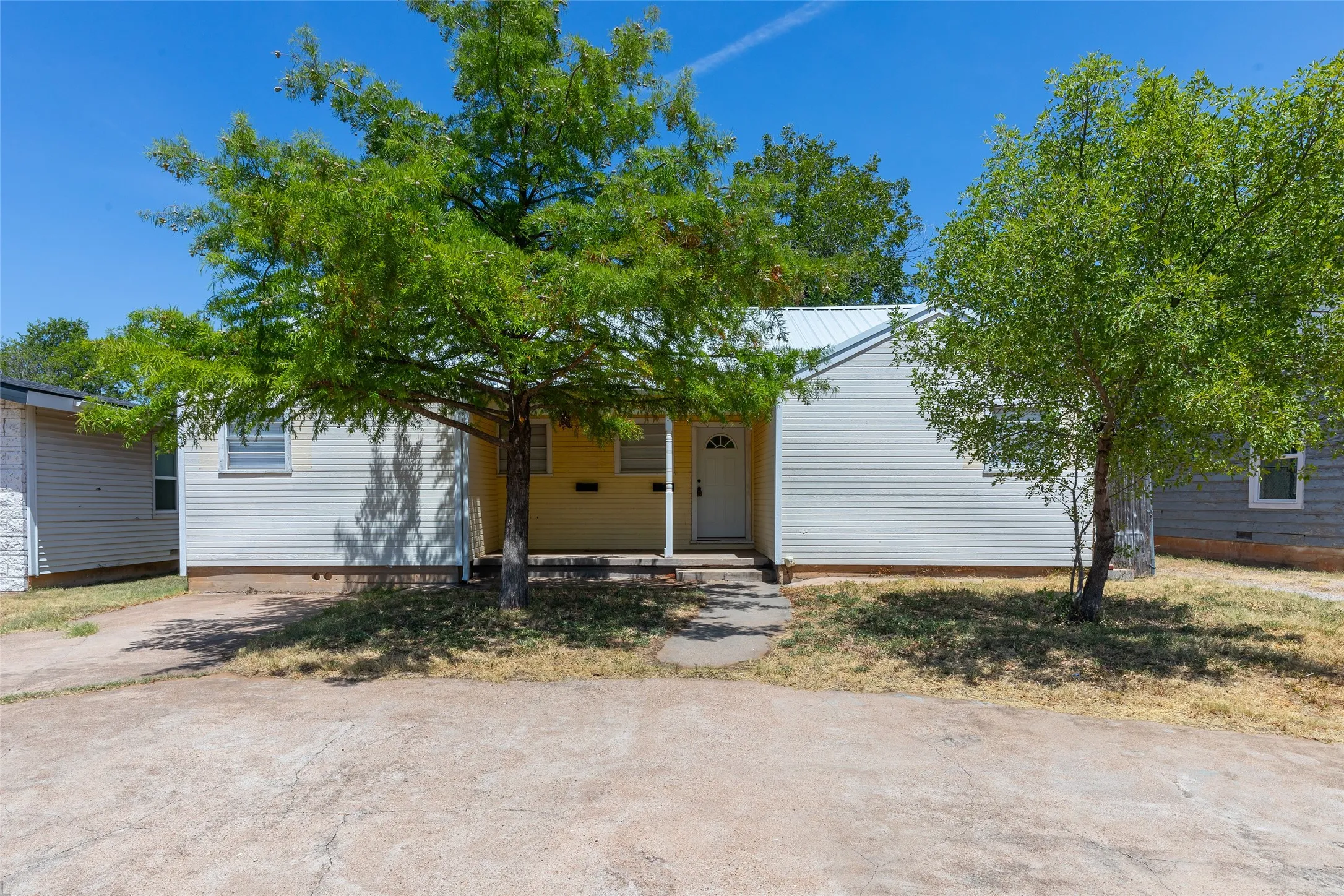 Apartment For Sale in Taylor County , 710 E North 13th Street, Abilene, Texas 79601, 4 Bedroom, 2 Bathroom, Garage spaces, 1,879 Sqft, built in 1948, mls#21364199, Real Estate Agent in Abilene, Homes For Sale in Taylor county, Homes For Sale in Abilene, Realtor in Abilene Texas, Real Estate Brokerage Independent Realty Texas, Luminita Cordes Realtor