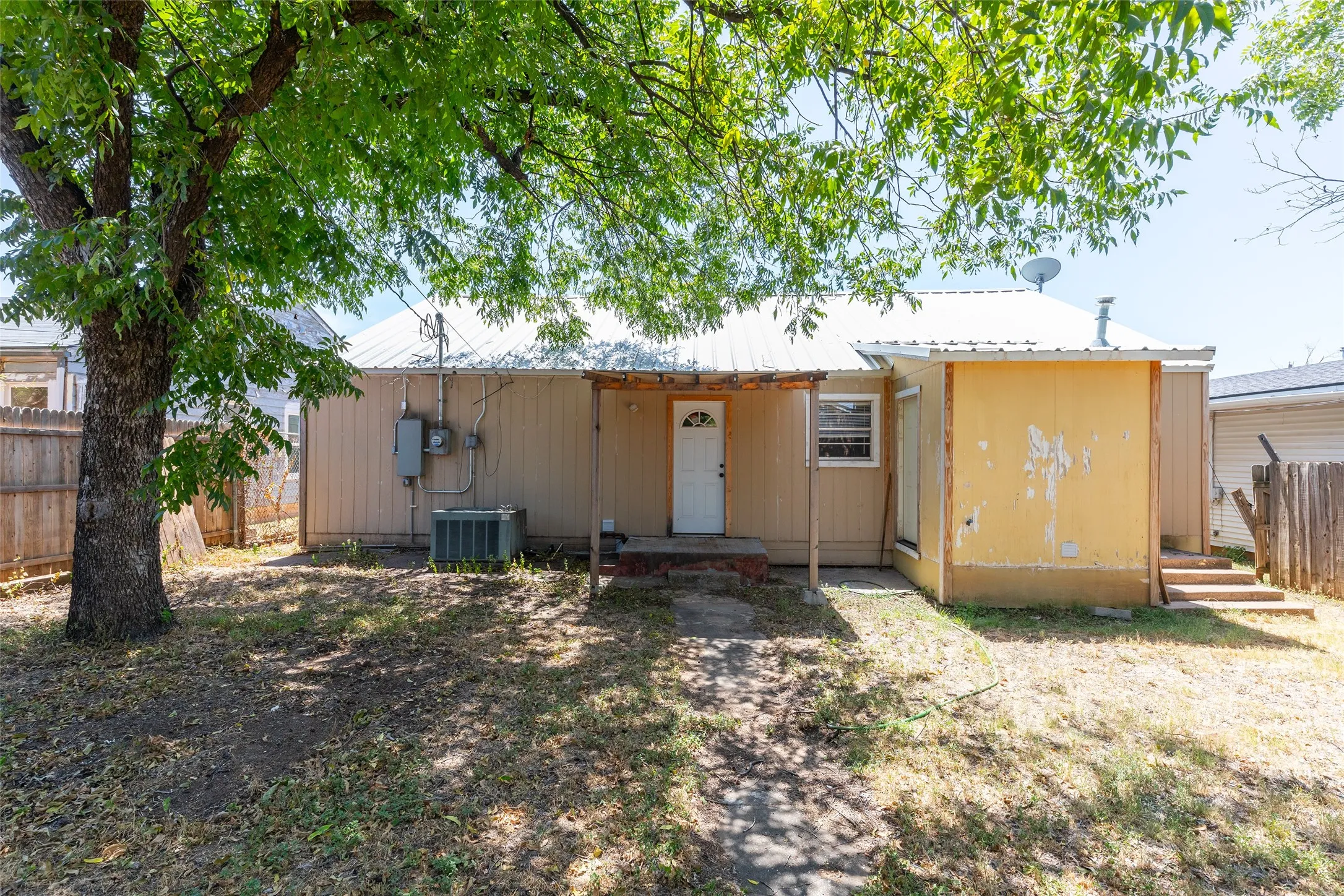 Apartment For Sale in Taylor County , 710 E North 13th Street, Abilene, Texas 79601, 4 Bedroom, 2 Bathroom, Garage spaces, 1,879 Sqft, built in 1948, mls#21364199, Real Estate Agent in Abilene, Homes For Sale in Taylor county, Homes For Sale in Abilene, Realtor in Abilene Texas, Real Estate Brokerage Independent Realty Texas, Luminita Cordes Realtor