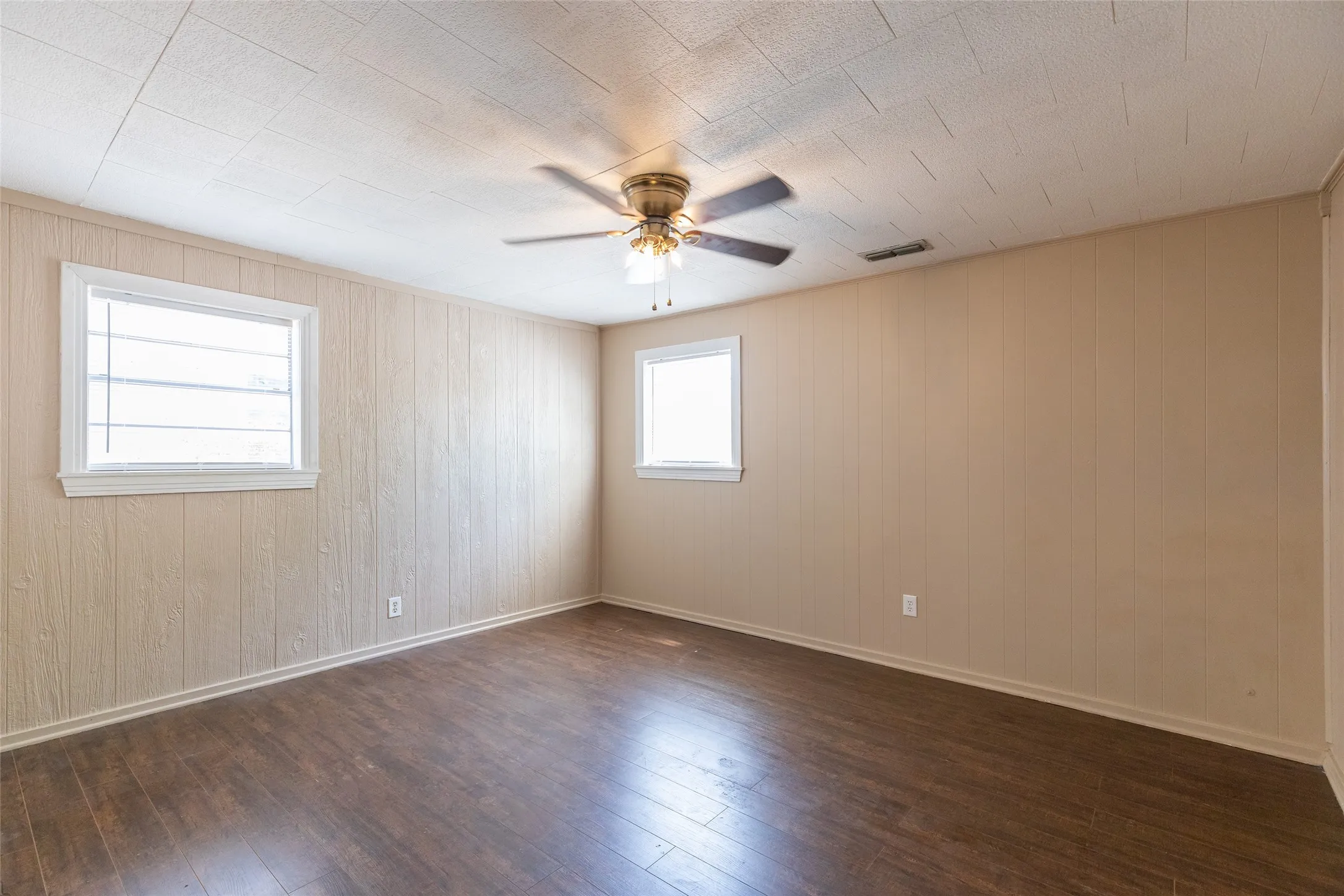 Apartment For Sale in Taylor County , 710 E North 13th Street, Abilene, Texas 79601, 4 Bedroom, 2 Bathroom, Garage spaces, 1,879 Sqft, built in 1948, mls#21364199, Real Estate Agent in Abilene, Homes For Sale in Taylor county, Homes For Sale in Abilene, Realtor in Abilene Texas, Real Estate Brokerage Independent Realty Texas, Luminita Cordes Realtor