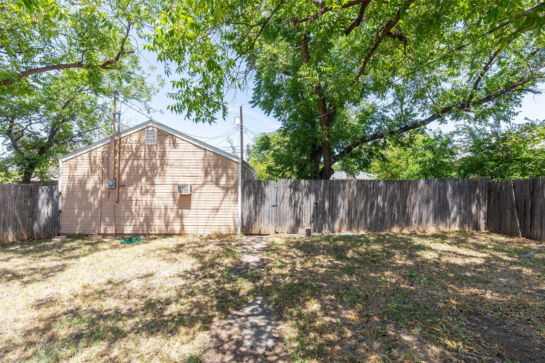 Apartment For Sale in Taylor County , 710 E North 13th Street, Abilene, Texas 79601, 4 Bedroom, 2 Bathroom, Garage spaces, 1,879 Sqft, built in 1948, mls#21364199, Real Estate Agent in Abilene, Homes For Sale in Taylor county, Homes For Sale in Abilene, Realtor in Abilene Texas, Real Estate Brokerage Independent Realty Texas, Luminita Cordes Realtor