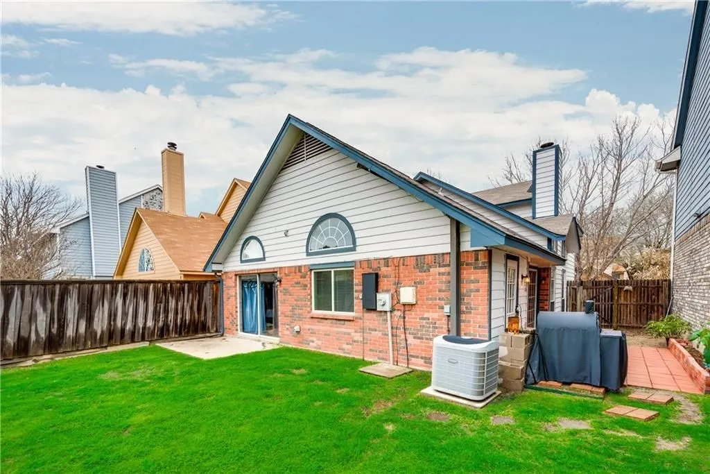 Single Family Residence For Rent in Denton County , 1203 Lone Wolf Trail, Carrollton, Texas 75007, 3 Bedroom, 3 Bathroom, 2 Garage spaces, 1,687 Sqft, built in 1987, mls#21368520, Real Estate Agent in Carrollton, Homes For Rent in Denton county, Homes For Rent in Carrollton, Realtor in Carrollton Texas, Real Estate Brokerage Independent Realty Texas, Luminita Cordes Realtor