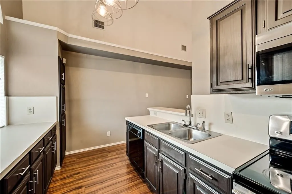 Single Family Residence For Rent in Denton County , 1203 Lone Wolf Trail, Carrollton, Texas 75007, 3 Bedroom, 3 Bathroom, 2 Garage spaces, 1,687 Sqft, built in 1987, mls#21368520, Real Estate Agent in Carrollton, Homes For Rent in Denton county, Homes For Rent in Carrollton, Realtor in Carrollton Texas, Real Estate Brokerage Independent Realty Texas, Luminita Cordes Realtor