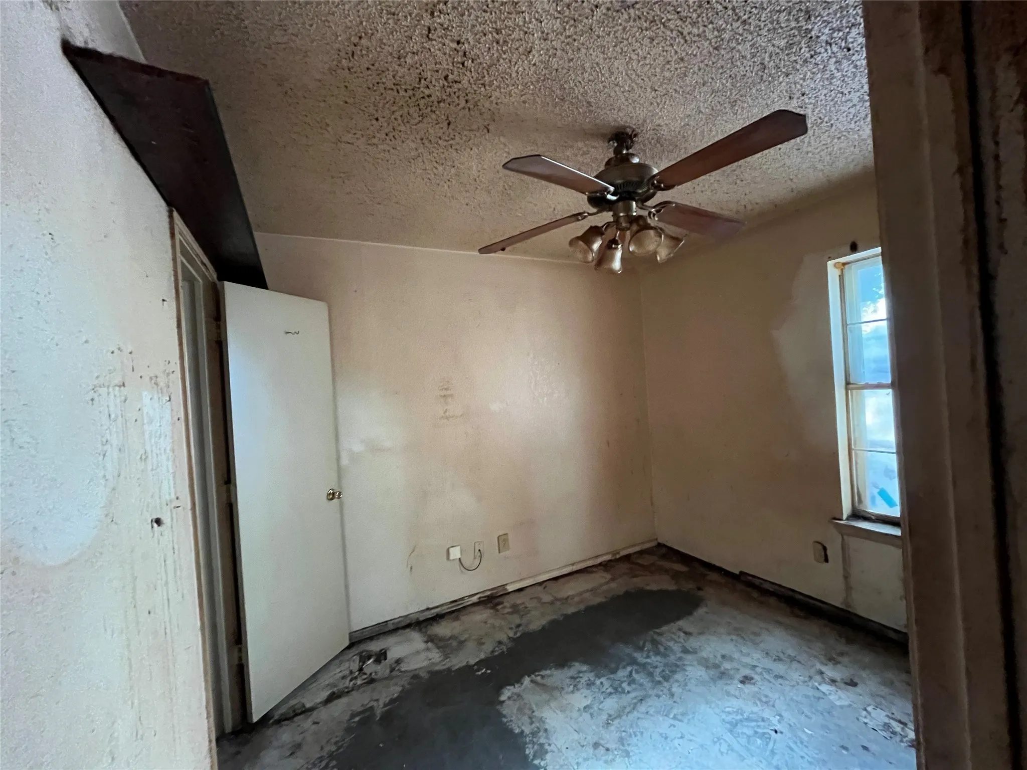 Single Family Residence For Sale in Kaufman County , 1201 Phillips Circle, Kaufman, Texas 75142, 3 Bedroom, 1 Bathroom, 1 Garage spaces, 1,038 Sqft, built in 1991, mls#21368528, Real Estate Agent in Kaufman, Homes For Sale in Kaufman county, Homes For Sale in Kaufman, Realtor in Kaufman Texas, Real Estate Brokerage Independent Realty Texas, Luminita Cordes Realtor