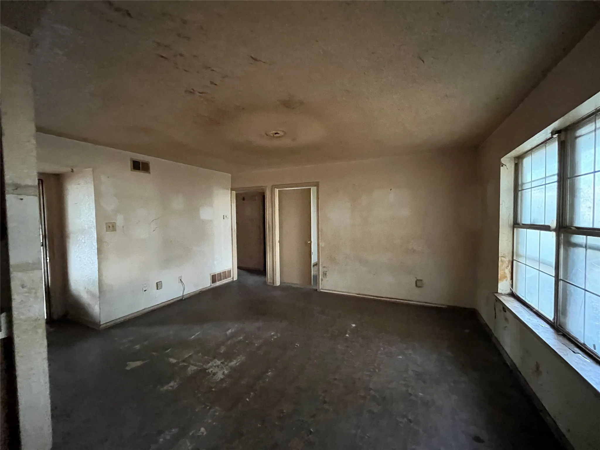 Single Family Residence For Sale in Kaufman County , 1201 Phillips Circle, Kaufman, Texas 75142, 3 Bedroom, 1 Bathroom, 1 Garage spaces, 1,038 Sqft, built in 1991, mls#21368528, Real Estate Agent in Kaufman, Homes For Sale in Kaufman county, Homes For Sale in Kaufman, Realtor in Kaufman Texas, Real Estate Brokerage Independent Realty Texas, Luminita Cordes Realtor