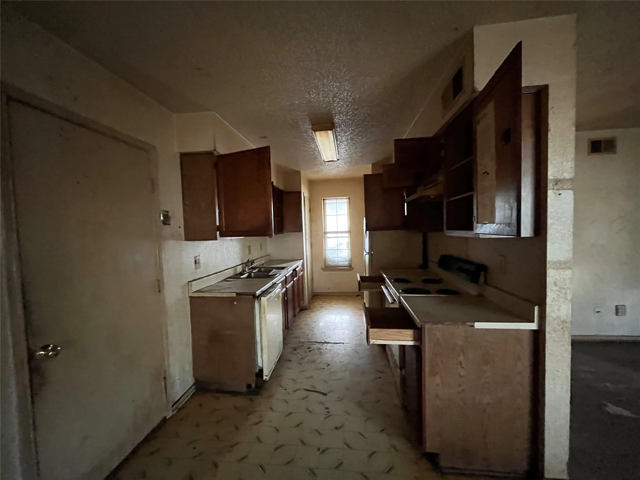 Single Family Residence For Sale in Kaufman County , 1201 Phillips Circle, Kaufman, Texas 75142, 3 Bedroom, 1 Bathroom, 1 Garage spaces, 1,038 Sqft, built in 1991, mls#21368528, Real Estate Agent in Kaufman, Homes For Sale in Kaufman county, Homes For Sale in Kaufman, Realtor in Kaufman Texas, Real Estate Brokerage Independent Realty Texas, Luminita Cordes Realtor