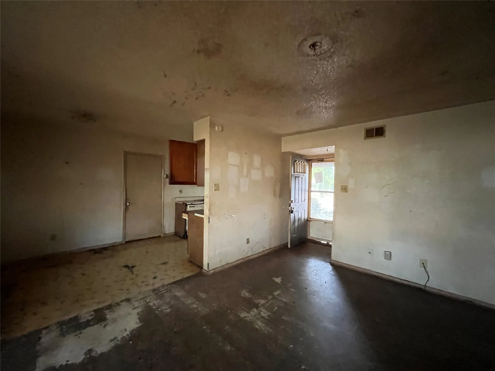 Single Family Residence For Sale in Kaufman County , 1201 Phillips Circle, Kaufman, Texas 75142, 3 Bedroom, 1 Bathroom, 1 Garage spaces, 1,038 Sqft, built in 1991, mls#21368528, Real Estate Agent in Kaufman, Homes For Sale in Kaufman county, Homes For Sale in Kaufman, Realtor in Kaufman Texas, Real Estate Brokerage Independent Realty Texas, Luminita Cordes Realtor