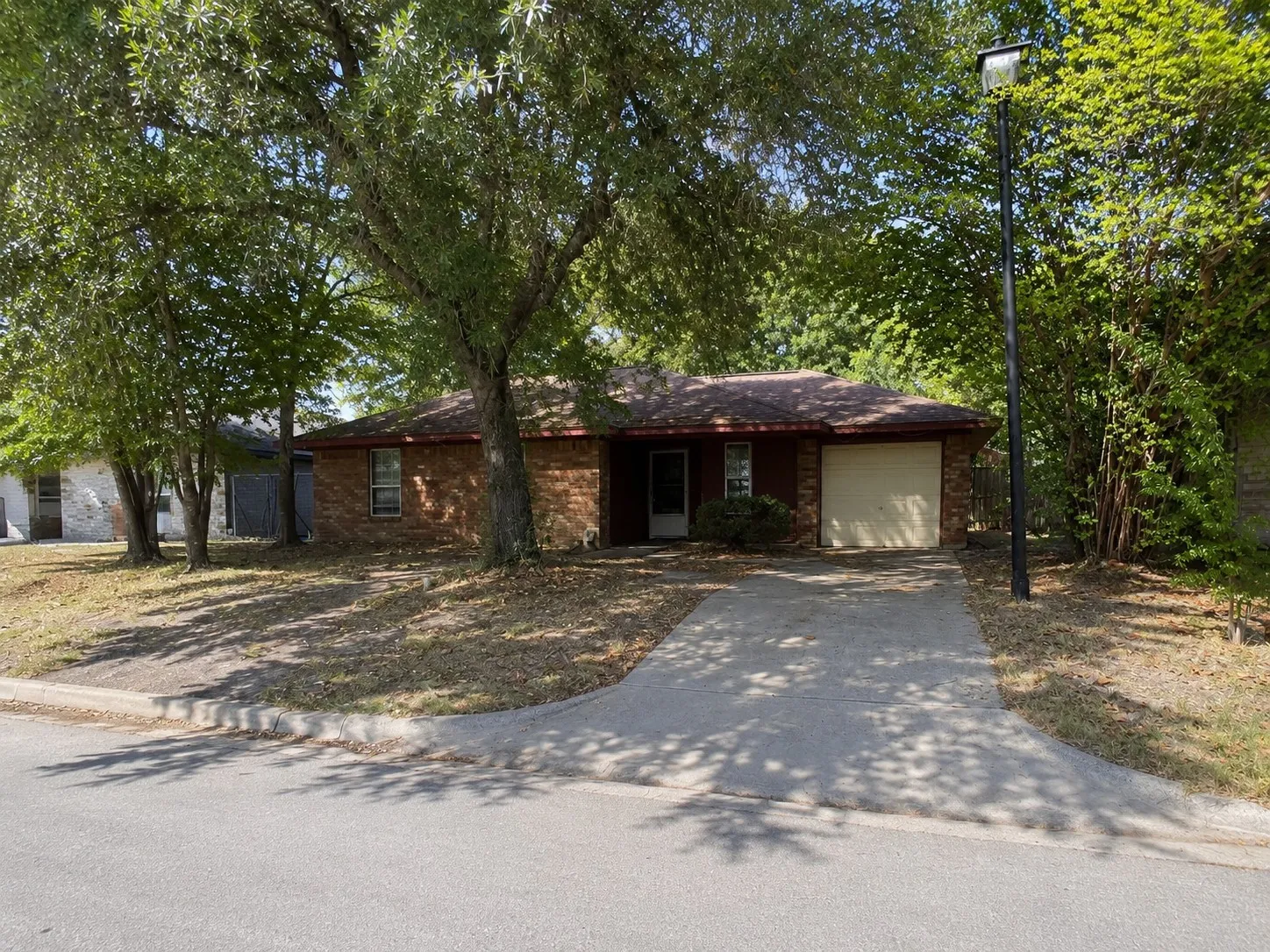 Single Family Residence For Sale in Kaufman County , 1201 Phillips Circle, Kaufman, Texas 75142, 3 Bedroom, 1 Bathroom, 1 Garage spaces, 1,038 Sqft, built in 1991, mls#21368528, Real Estate Agent in Kaufman, Homes For Sale in Kaufman county, Homes For Sale in Kaufman, Realtor in Kaufman Texas, Real Estate Brokerage Independent Realty Texas, Luminita Cordes Realtor
