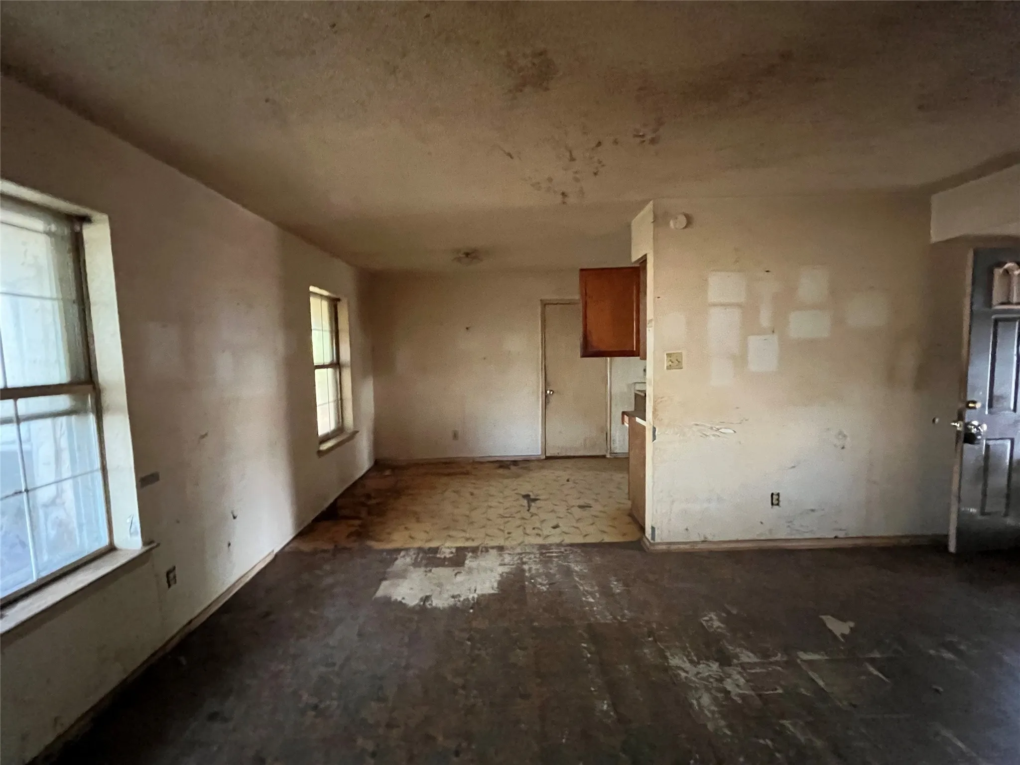 Single Family Residence For Sale in Kaufman County , 1201 Phillips Circle, Kaufman, Texas 75142, 3 Bedroom, 1 Bathroom, 1 Garage spaces, 1,038 Sqft, built in 1991, mls#21368528, Real Estate Agent in Kaufman, Homes For Sale in Kaufman county, Homes For Sale in Kaufman, Realtor in Kaufman Texas, Real Estate Brokerage Independent Realty Texas, Luminita Cordes Realtor