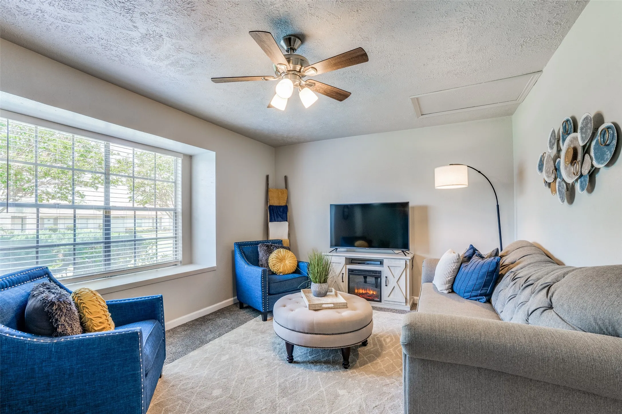 Townhouse For Rent in Dallas County , 7 W Mountain Lane 37, Grand Prairie, Texas 75052, 3 Bedroom, 3 Bathroom, Garage spaces, 1,562 Sqft, built in 1971, mls#21368065, Real Estate Agent in Grand Prairie, Homes For Rent in Dallas county, Homes For Rent in Grand Prairie, Realtor in Grand Prairie Texas, Real Estate Brokerage Independent Realty Texas, Luminita Cordes Realtor