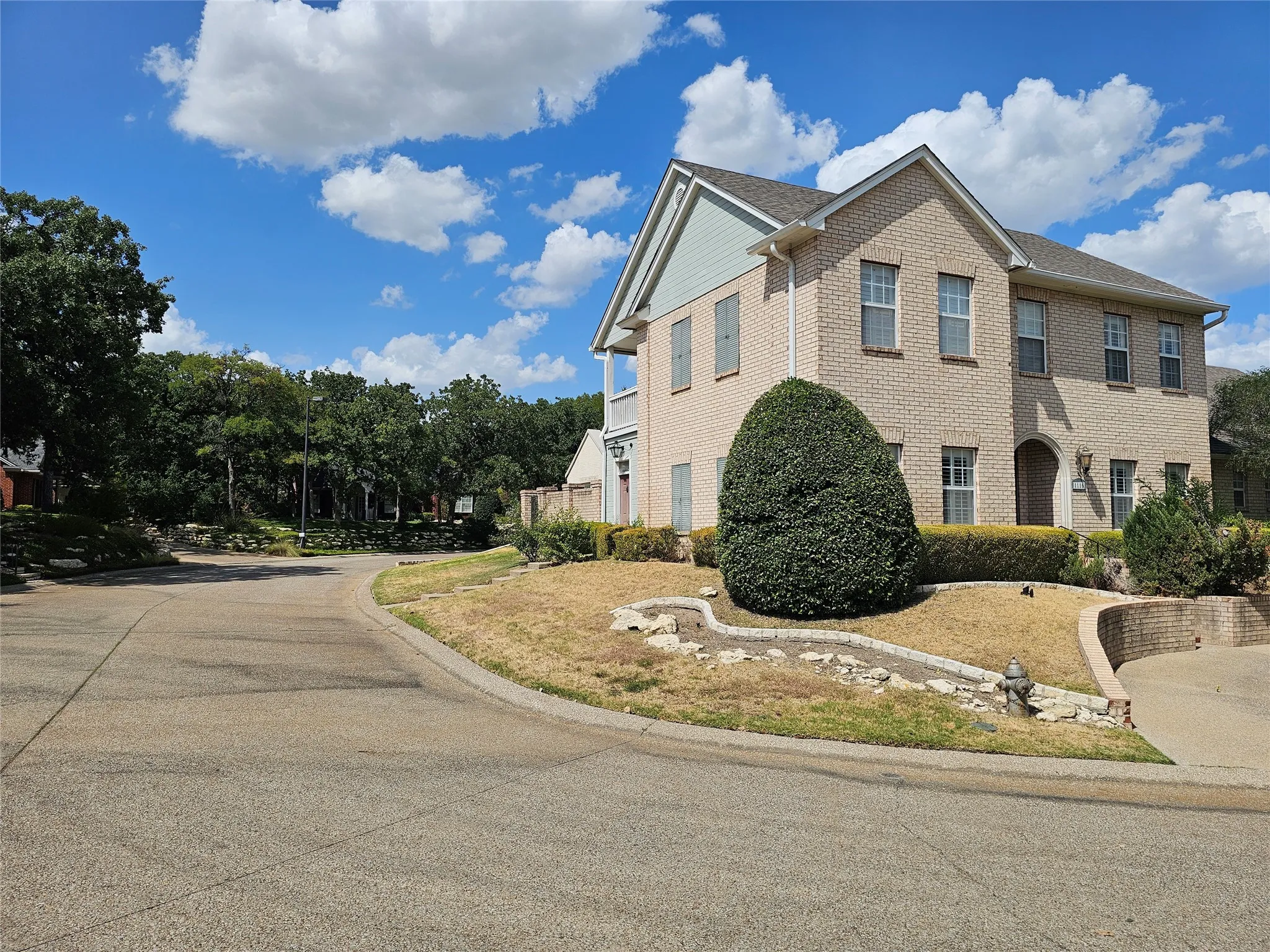 Single Family Residence For Sale in Tarrant County , 1116 Scotts Way, Fort Worth, Texas 76111, 3 Bedroom, 3 Bathroom, 2 Garage spaces, 2,836 Sqft, built in 1994, mls#21368531, Real Estate Agent in Fort Worth, Homes For Sale in Tarrant county, Homes For Sale in Fort Worth, Realtor in Fort Worth Texas, Real Estate Brokerage Independent Realty Texas, Luminita Cordes Realtor