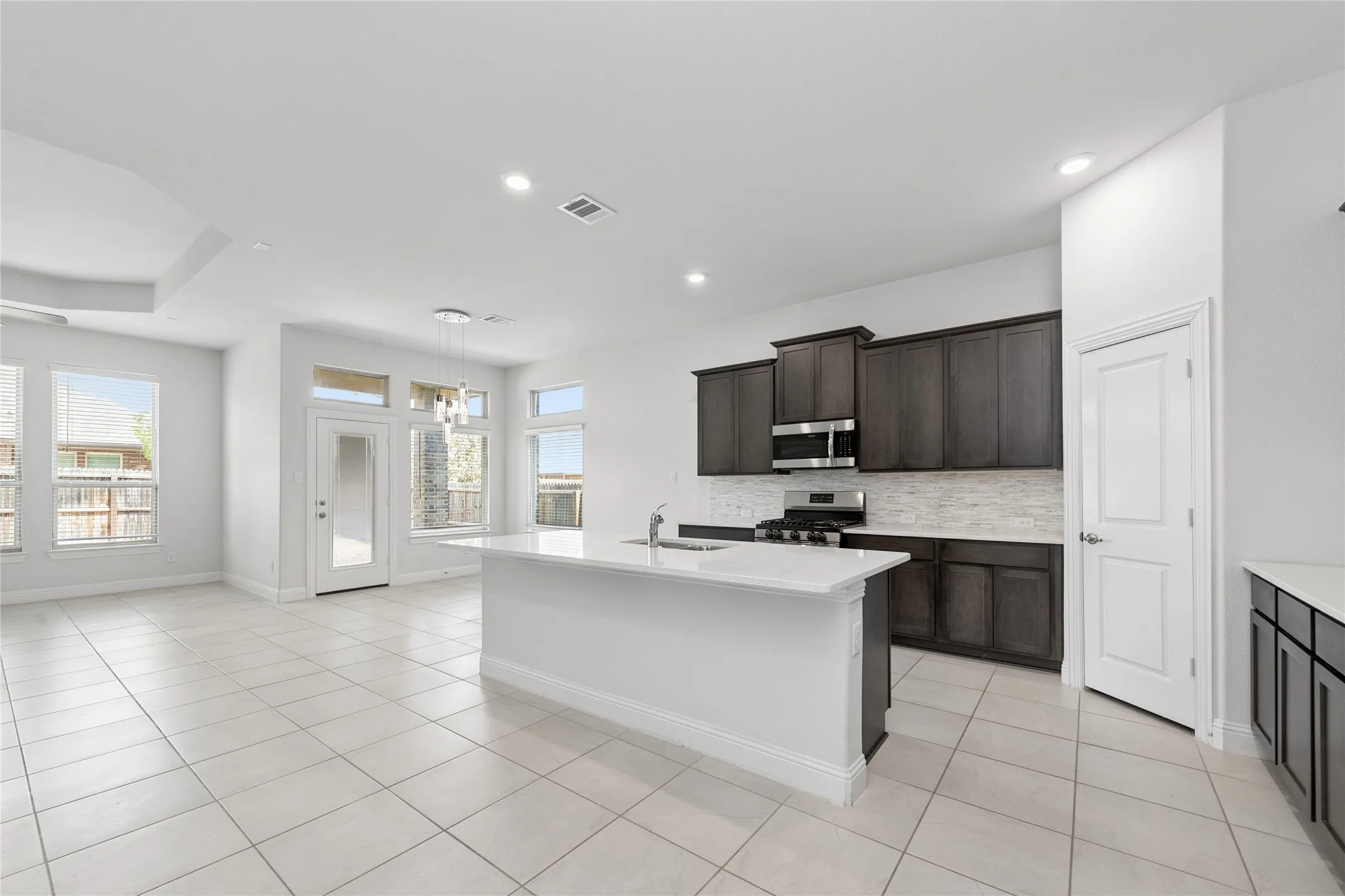 Single Family Residence For Rent in Denton County , 10917 Blaze Street, Aubrey, Texas 76227, 4 Bedroom, 3 Bathroom, 2 Garage spaces, 2,510 Sqft, built in 2018, mls#21368552, Real Estate Agent in Aubrey, Homes For Rent in Denton county, Homes For Rent in Aubrey, Realtor in Aubrey Texas, Real Estate Brokerage Independent Realty Texas, Luminita Cordes Realtor