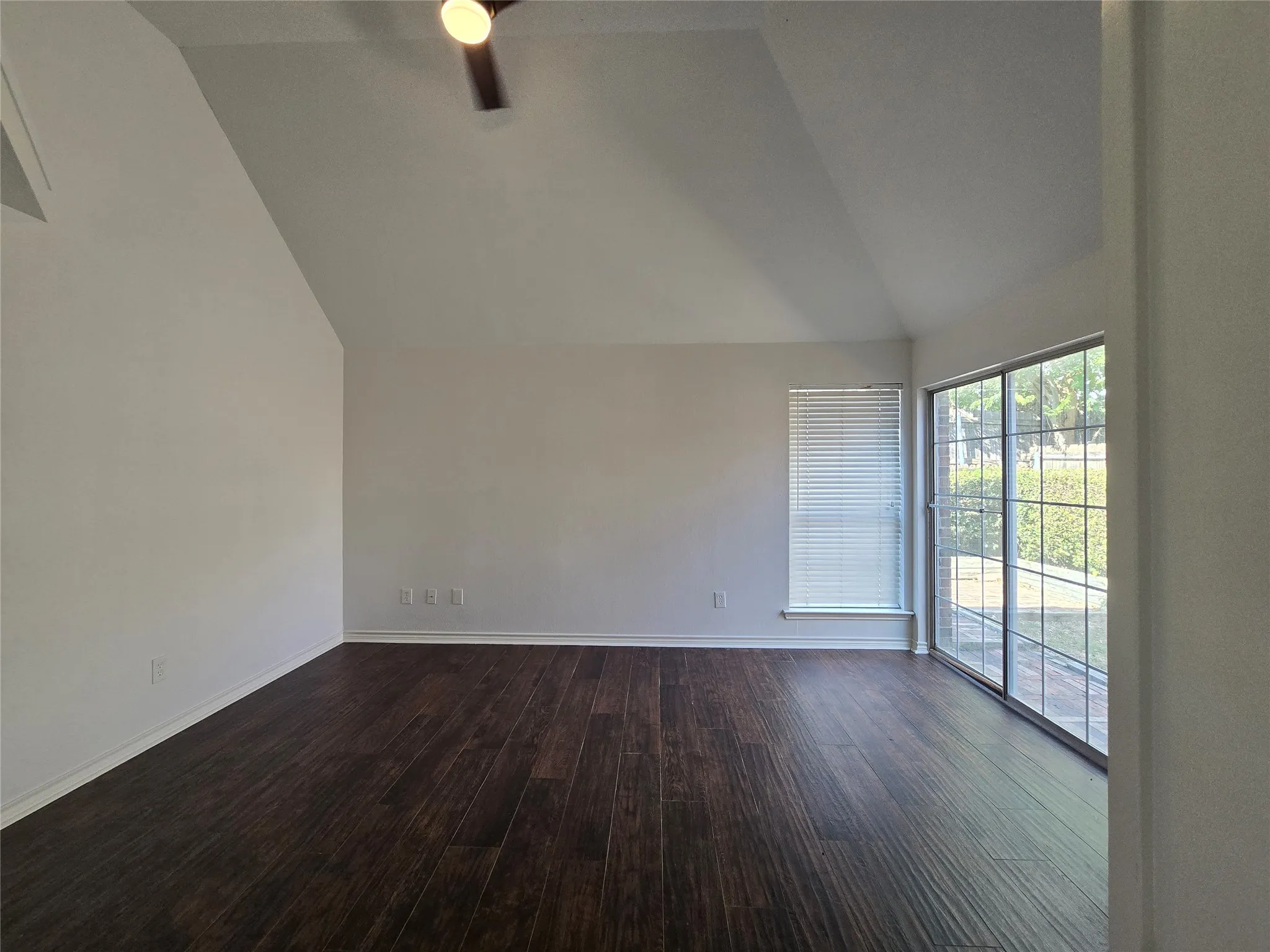 Single Family Residence For Rent in Dallas County , 2961 N Bend Drive, Dallas, Texas 75229, 3 Bedroom, 3 Bathroom, 2 Garage spaces, 1,514 Sqft, built in 1987, mls#21368558, Real Estate Agent in Dallas, Homes For Rent in Dallas county, Homes For Rent in Dallas, Realtor in Dallas Texas, Real Estate Brokerage Independent Realty Texas, Luminita Cordes Realtor