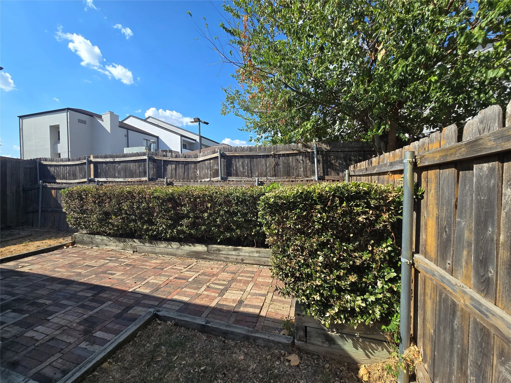Single Family Residence For Rent in Dallas County , 2961 N Bend Drive, Dallas, Texas 75229, 3 Bedroom, 3 Bathroom, 2 Garage spaces, 1,514 Sqft, built in 1987, mls#21368558, Real Estate Agent in Dallas, Homes For Rent in Dallas county, Homes For Rent in Dallas, Realtor in Dallas Texas, Real Estate Brokerage Independent Realty Texas, Luminita Cordes Realtor