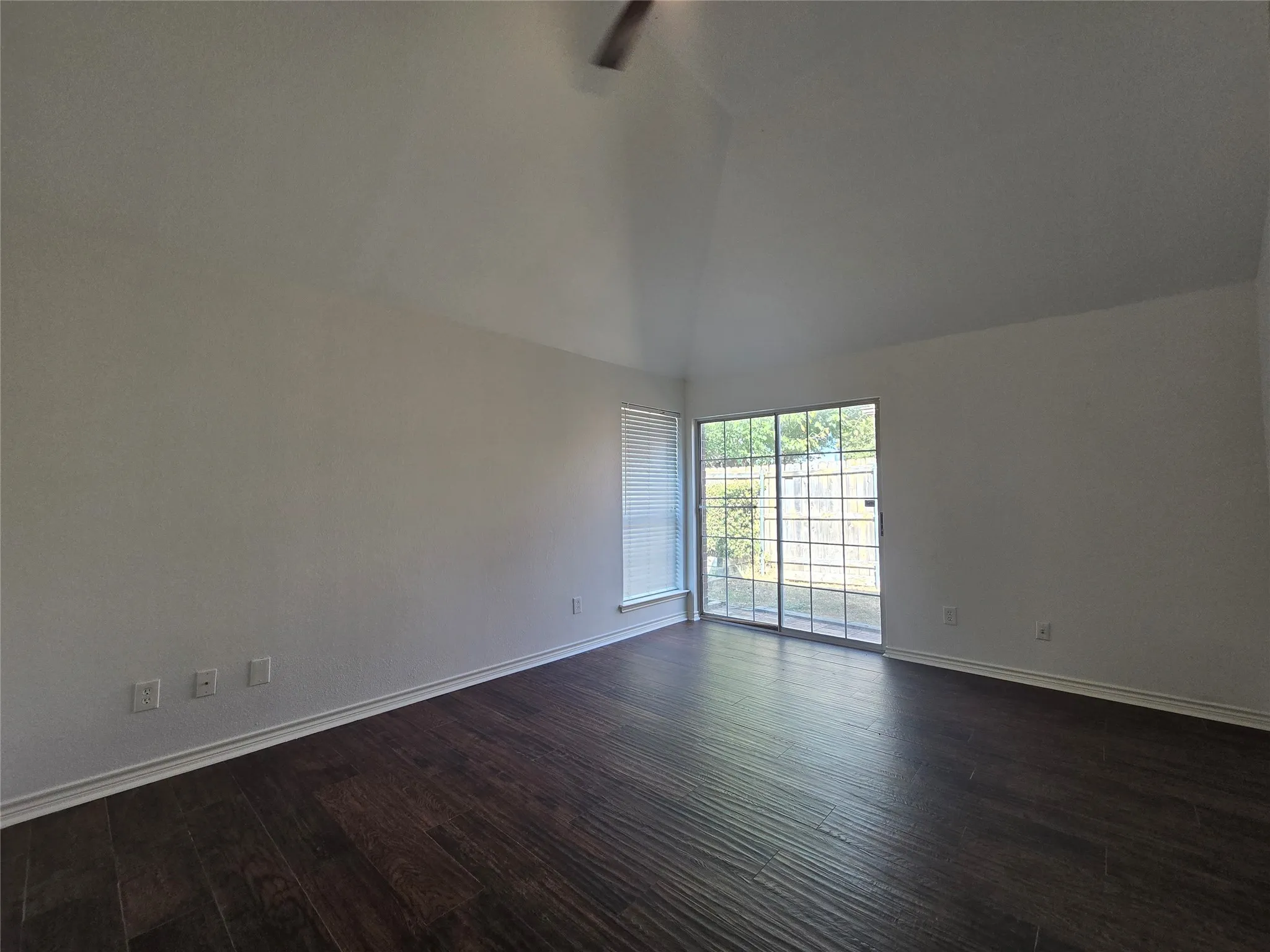 Single Family Residence For Rent in Dallas County , 2961 N Bend Drive, Dallas, Texas 75229, 3 Bedroom, 3 Bathroom, 2 Garage spaces, 1,514 Sqft, built in 1987, mls#21368558, Real Estate Agent in Dallas, Homes For Rent in Dallas county, Homes For Rent in Dallas, Realtor in Dallas Texas, Real Estate Brokerage Independent Realty Texas, Luminita Cordes Realtor