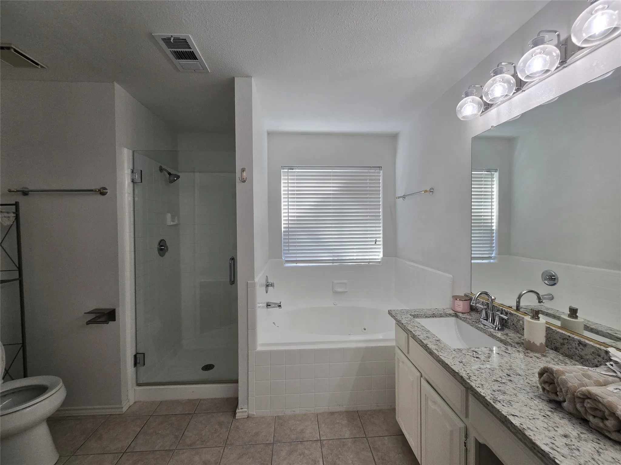 Single Family Residence For Rent in Dallas County , 2961 N Bend Drive, Dallas, Texas 75229, 3 Bedroom, 3 Bathroom, 2 Garage spaces, 1,514 Sqft, built in 1987, mls#21368558, Real Estate Agent in Dallas, Homes For Rent in Dallas county, Homes For Rent in Dallas, Realtor in Dallas Texas, Real Estate Brokerage Independent Realty Texas, Luminita Cordes Realtor