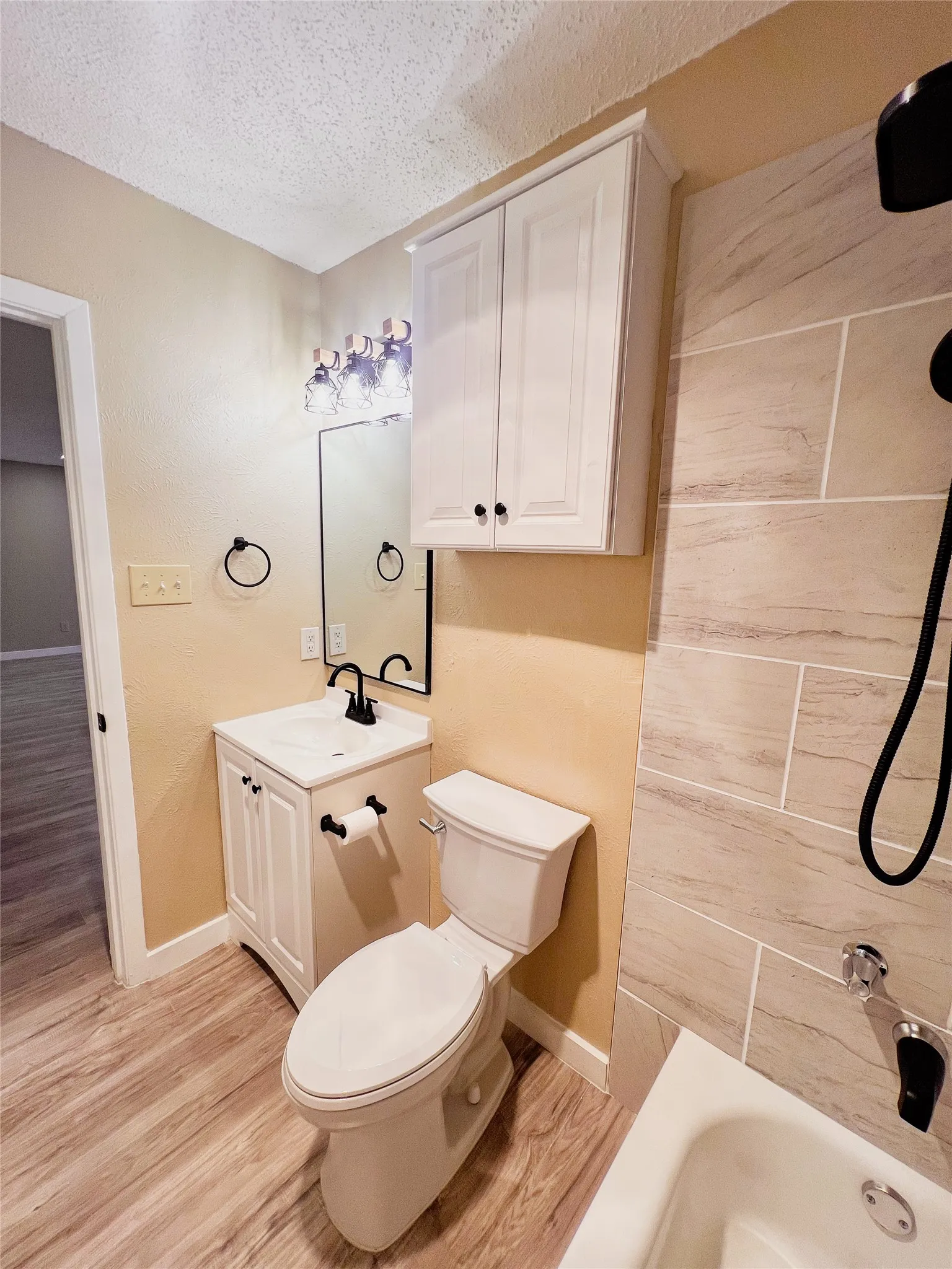 Single Family Residence For Sale in Dallas County , 2213 E Biscayne Drive, Irving, Texas 75060, 3 Bedroom, 2 Bathroom, 1 Garage spaces, 1,200 Sqft, built in 1968, mls#21368559, Real Estate Agent in Irving, Homes For Sale in Dallas county, Homes For Sale in Irving, Realtor in Irving Texas, Real Estate Brokerage Independent Realty Texas, Luminita Cordes Realtor