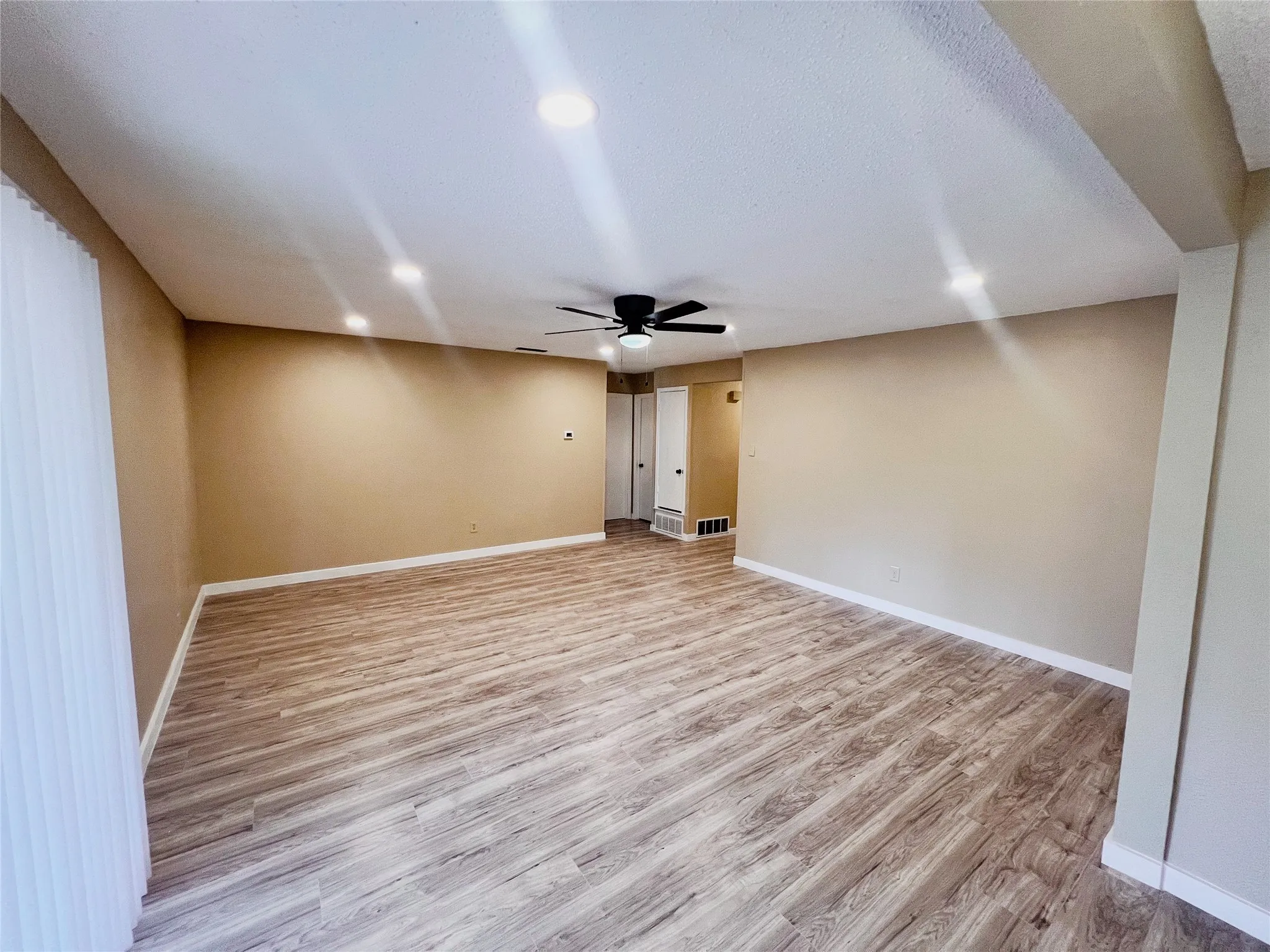 Single Family Residence For Sale in Dallas County , 2213 E Biscayne Drive, Irving, Texas 75060, 3 Bedroom, 2 Bathroom, 1 Garage spaces, 1,200 Sqft, built in 1968, mls#21368559, Real Estate Agent in Irving, Homes For Sale in Dallas county, Homes For Sale in Irving, Realtor in Irving Texas, Real Estate Brokerage Independent Realty Texas, Luminita Cordes Realtor