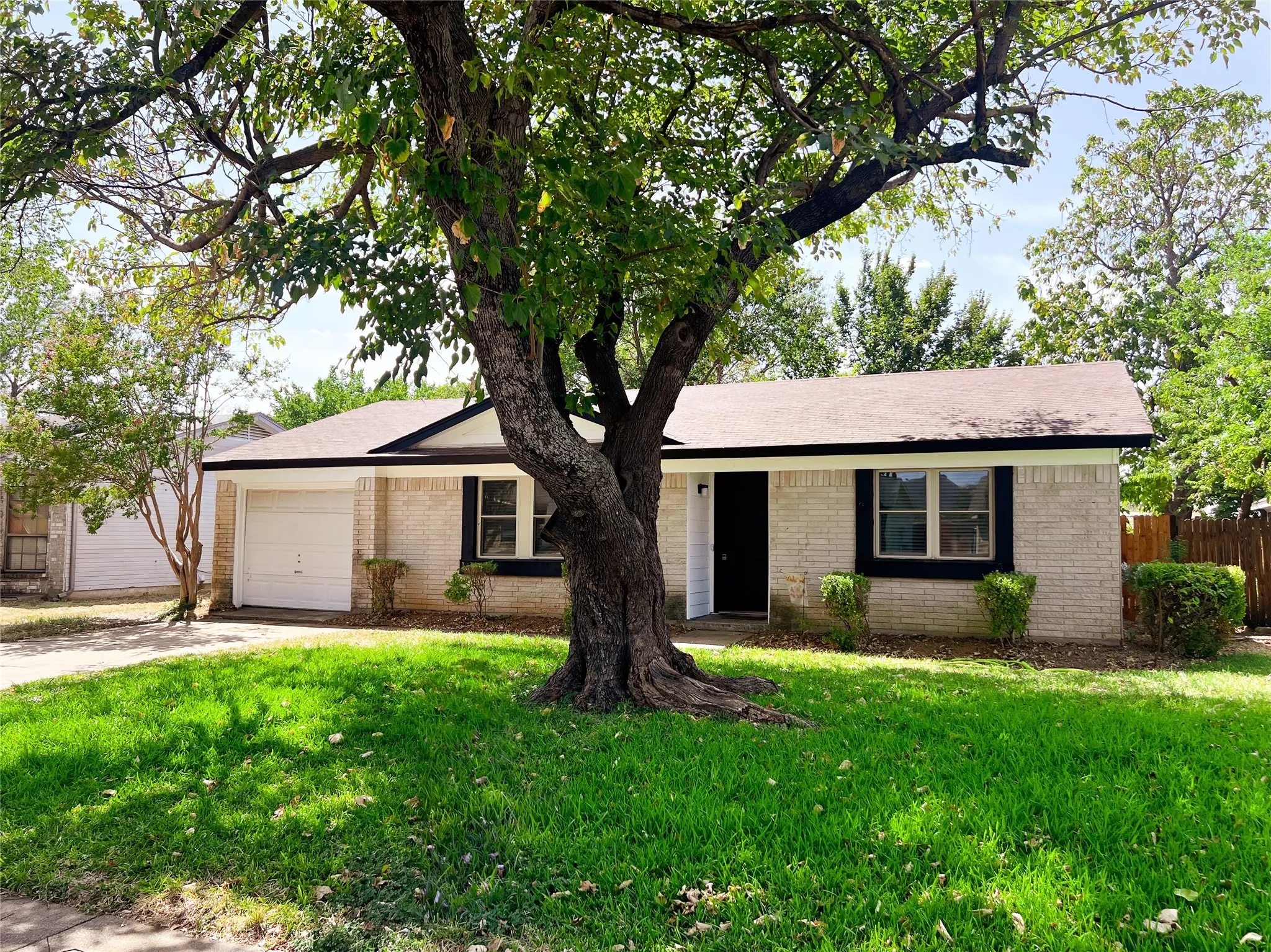 Single Family Residence For Sale in Dallas County , 2213 E Biscayne Drive, Irving, Texas 75060, 3 Bedroom, 2 Bathroom, 1 Garage spaces, 1,200 Sqft, built in 1968, mls#21368559, Real Estate Agent in Irving, Homes For Sale in Dallas county, Homes For Sale in Irving, Realtor in Irving Texas, Real Estate Brokerage Independent Realty Texas, Luminita Cordes Realtor