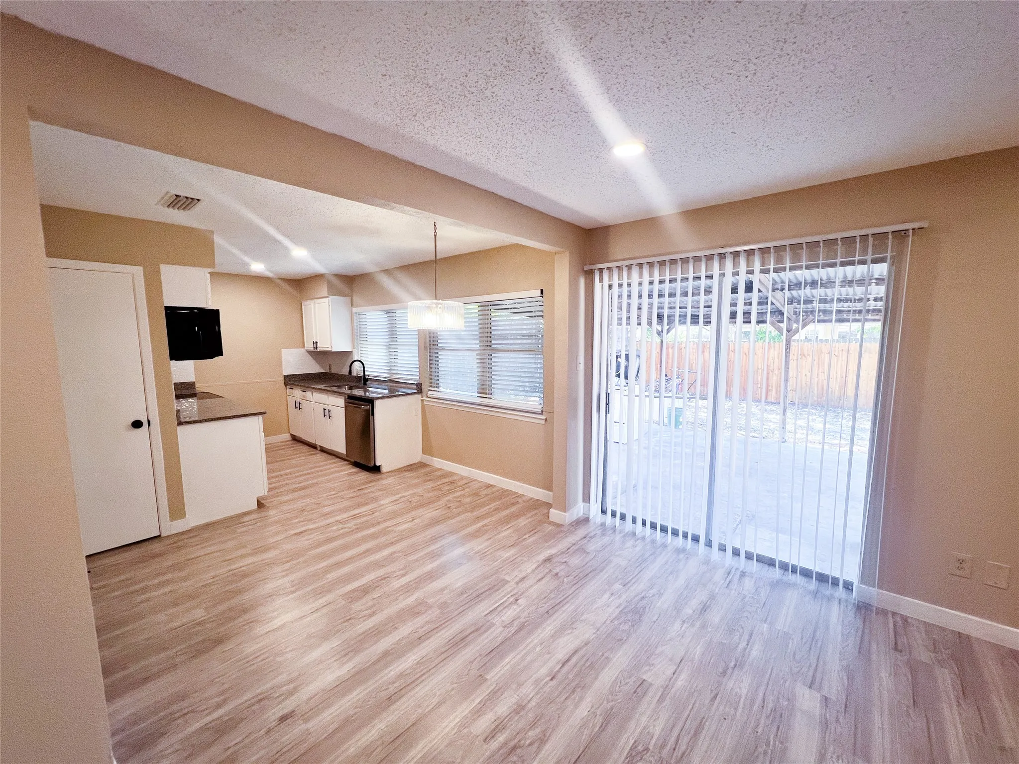 Single Family Residence For Sale in Dallas County , 2213 E Biscayne Drive, Irving, Texas 75060, 3 Bedroom, 2 Bathroom, 1 Garage spaces, 1,200 Sqft, built in 1968, mls#21368559, Real Estate Agent in Irving, Homes For Sale in Dallas county, Homes For Sale in Irving, Realtor in Irving Texas, Real Estate Brokerage Independent Realty Texas, Luminita Cordes Realtor