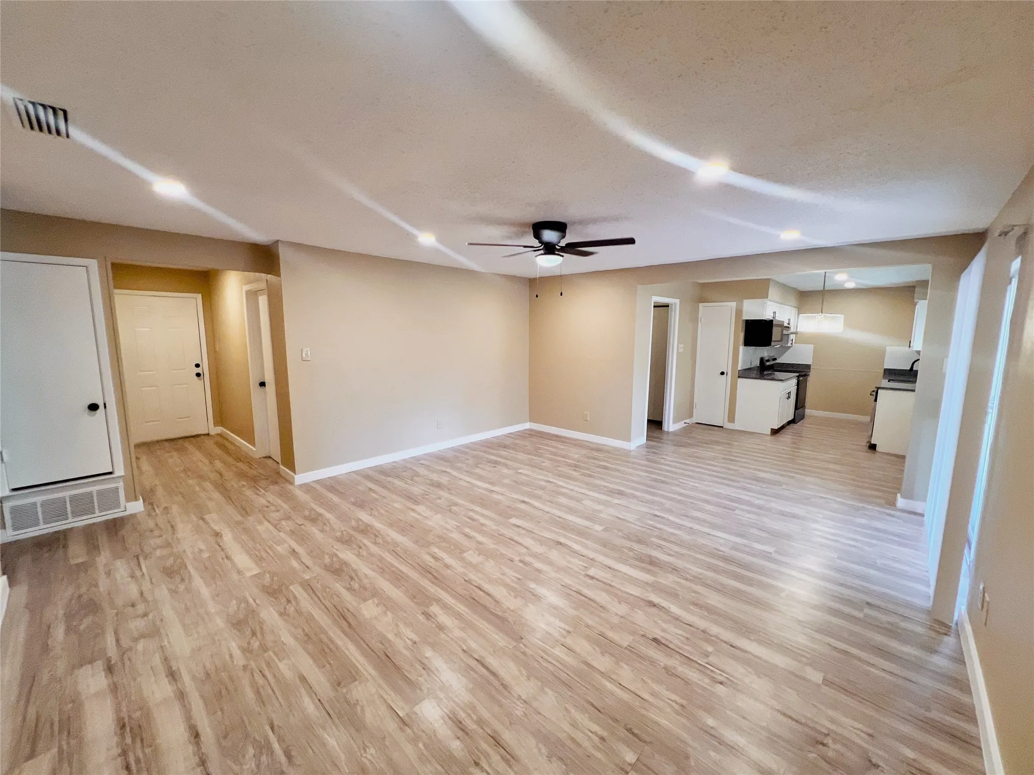 Single Family Residence For Sale in Dallas County , 2213 E Biscayne Drive, Irving, Texas 75060, 3 Bedroom, 2 Bathroom, 1 Garage spaces, 1,200 Sqft, built in 1968, mls#21368559, Real Estate Agent in Irving, Homes For Sale in Dallas county, Homes For Sale in Irving, Realtor in Irving Texas, Real Estate Brokerage Independent Realty Texas, Luminita Cordes Realtor