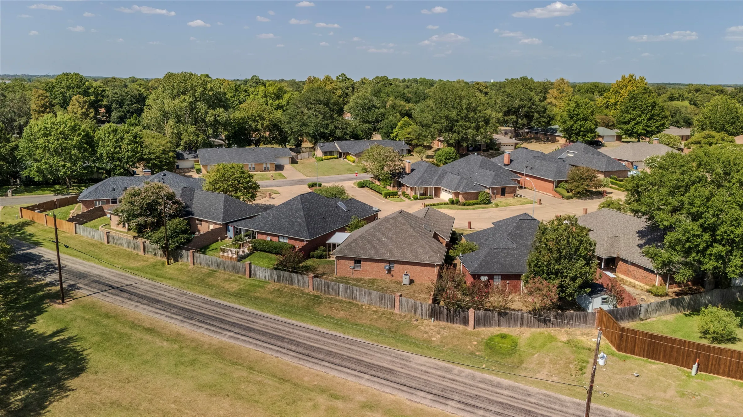 Single Family Residence For Sale in Henderson County , 806 Torribrooke Lane, Athens, Texas 75751, 2 Bedroom, 3 Bathroom, 2 Garage spaces, 1,716 Sqft, built in 1999, mls#21368026, Real Estate Agent in Athens, Homes For Sale in Henderson county, Homes For Sale in Athens, Realtor in Athens Texas, Real Estate Brokerage Independent Realty Texas, Luminita Cordes Realtor