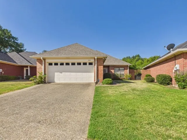 Single Family Residence For Sale in Henderson County , 806 Torribrooke Lane, Athens, Texas 75751, 2 Bedroom, 3 Bathroom, 2 Garage spaces, 1,716 Sqft, built in 1999, mls#21368026, Real Estate Agent in Athens, Homes For Sale in Henderson county, Homes For Sale in Athens, Realtor in Athens Texas, Real Estate Brokerage Independent Realty Texas, Luminita Cordes Realtor