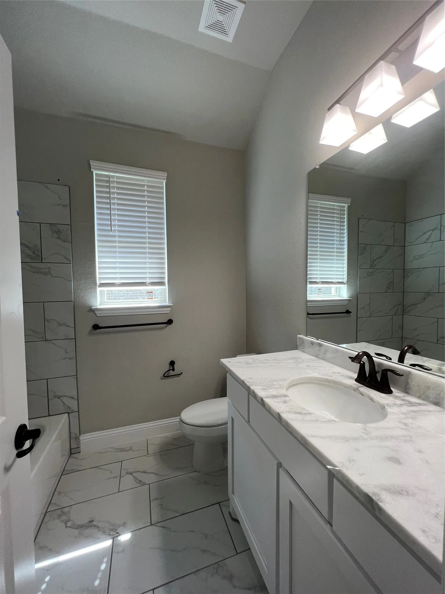 Single Family Residence For Rent in Ellis County , 249 Lillian Lane, Waxahachie, Texas 75165, 4 Bedroom, 3 Bathroom, 2 Garage spaces, 2,613 Sqft, built in 2022, mls#21368564, Real Estate Agent in Waxahachie, Homes For Rent in Ellis county, Homes For Rent in Waxahachie, Realtor in Waxahachie Texas, Real Estate Brokerage Independent Realty Texas, Luminita Cordes Realtor