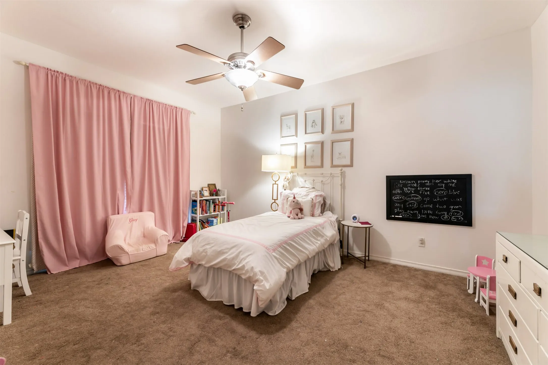 Ceiling fan with integrated lighting