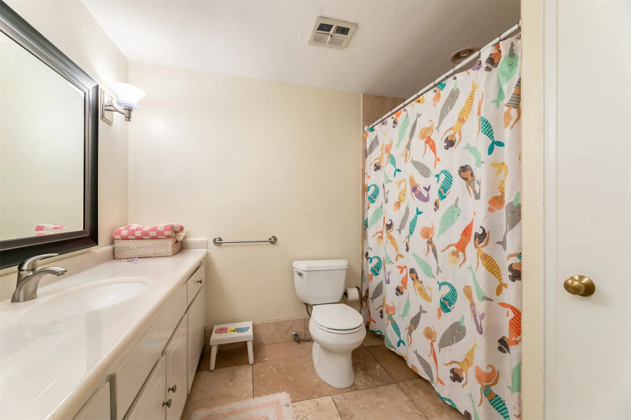 Single vanity with an integrated sink and base cabinetry