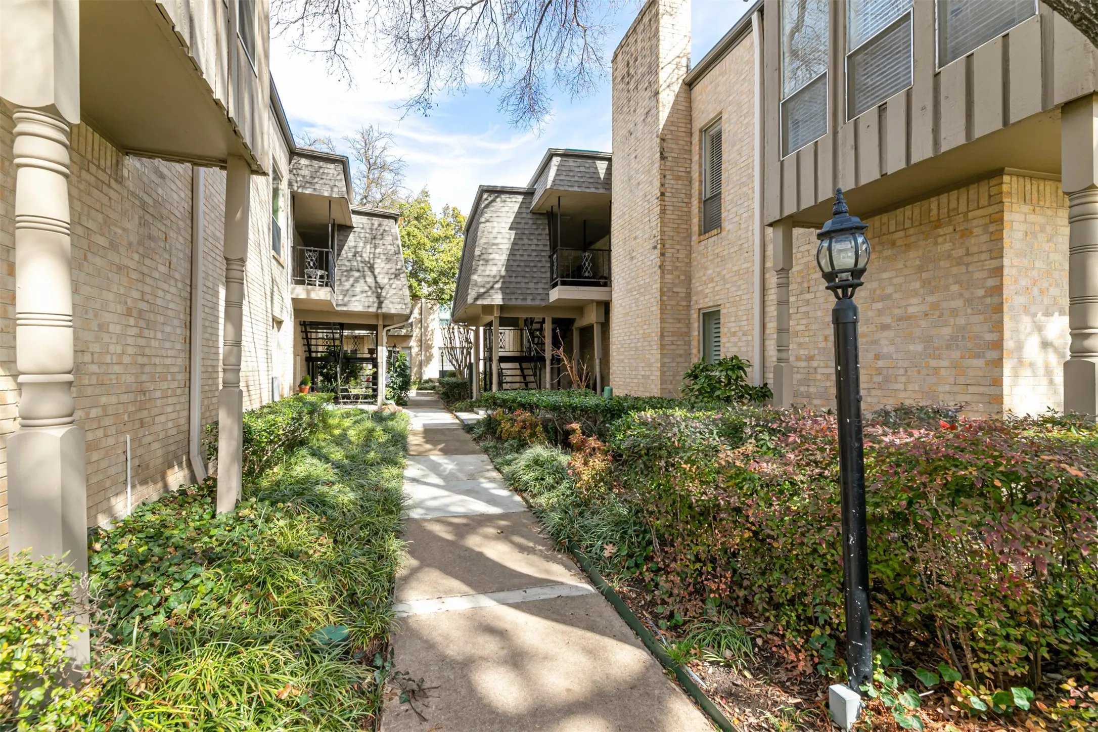 Condominium For Rent in Tarrant County , 4320 Bellaire Drive S 205W, Fort Worth, Texas 76109, 3 Bedroom, 3 Bathroom, Garage spaces, 1,890 Sqft, built in 1968, Price $3,500, mls#21352053, Real Estate Agent in Fort Worth, Homes For Rent in Tarrant county, Homes For Rent in Fort Worth, Realtor in Fort Worth Texas, Real Estate Brokerage Independent Realty Texas, Luminita Cordes Realtor