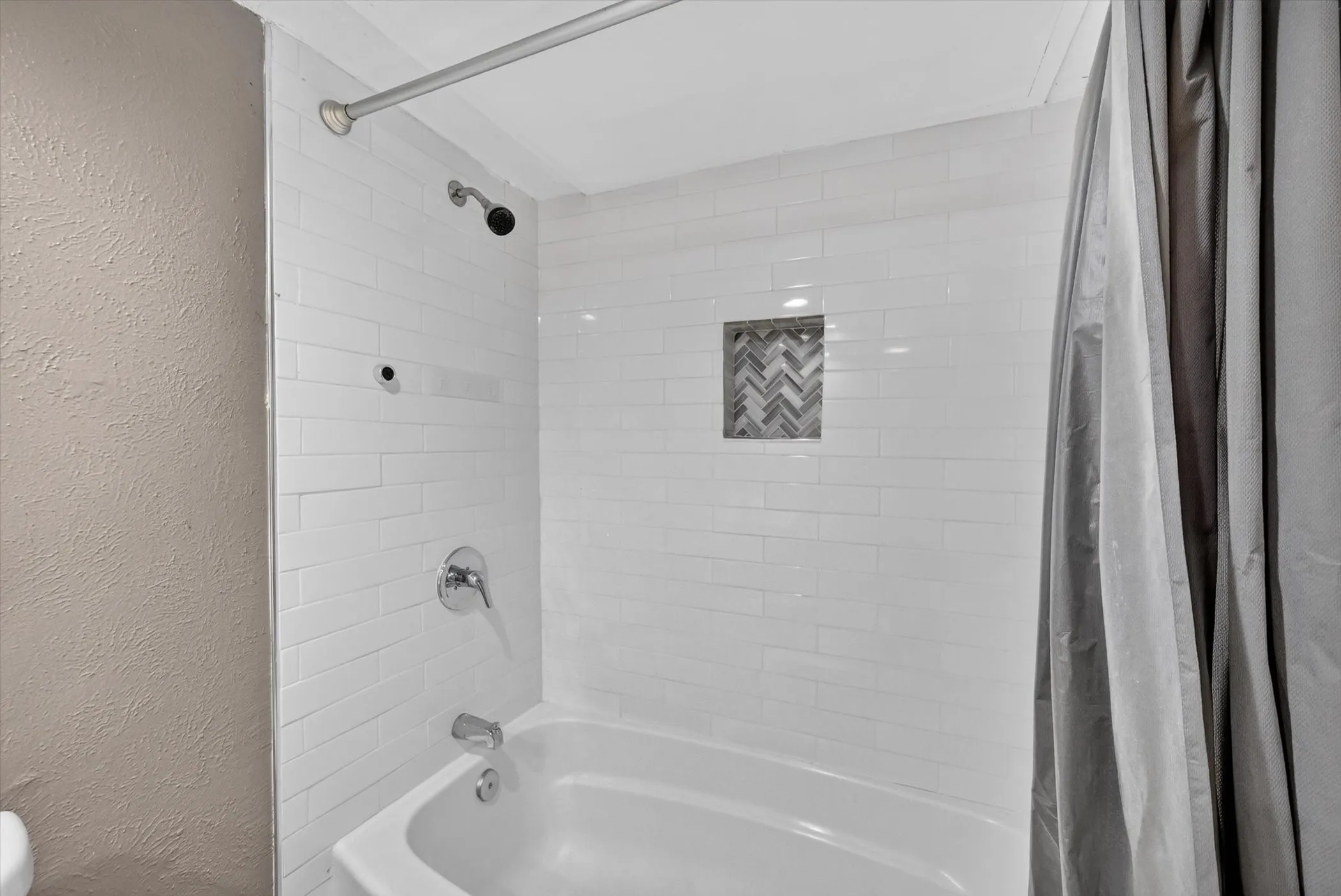 Single Family Residence For Rent in Tarrant County , 704 Levelland Drive, Arlington, Texas 76017, 3 Bedroom, 2 Bathroom, 2 Garage spaces, 1,493 Sqft, built in 1980, mls#21368566, Real Estate Agent in Arlington, Homes For Rent in Tarrant county, Homes For Rent in Arlington, Realtor in Arlington Texas, Real Estate Brokerage Independent Realty Texas, Luminita Cordes Realtor