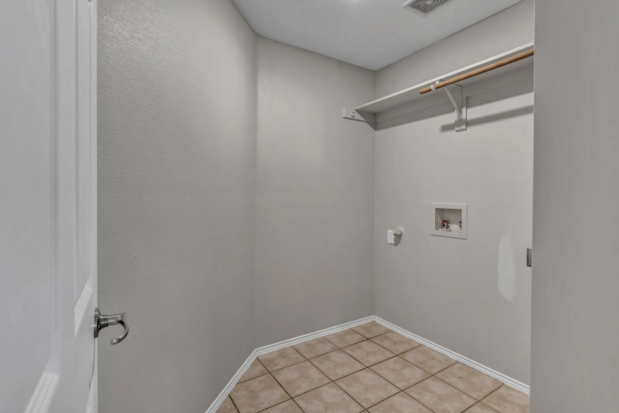 Single Family Residence For Sale in Tarrant County , 341 Windy Hill Lane, Fort Worth, Texas 76108, 3 Bedroom, 2 Bathroom, 2 Garage spaces, 1,734 Sqft, built in 2002, mls#21368581, Real Estate Agent in Fort Worth, Homes For Sale in Tarrant county, Homes For Sale in Fort Worth, Realtor in Fort Worth Texas, Real Estate Brokerage Independent Realty Texas, Luminita Cordes Realtor