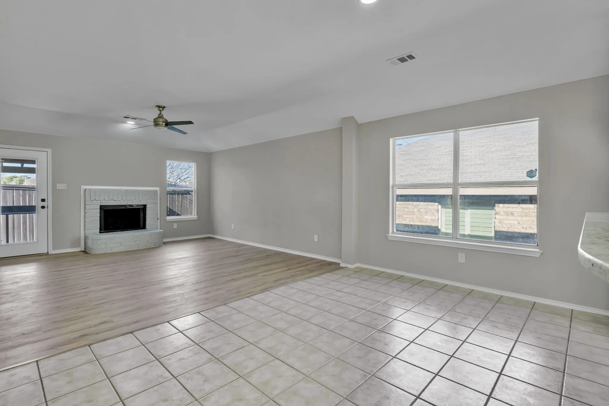 Single Family Residence For Sale in Tarrant County , 341 Windy Hill Lane, Fort Worth, Texas 76108, 3 Bedroom, 2 Bathroom, 2 Garage spaces, 1,734 Sqft, built in 2002, mls#21368581, Real Estate Agent in Fort Worth, Homes For Sale in Tarrant county, Homes For Sale in Fort Worth, Realtor in Fort Worth Texas, Real Estate Brokerage Independent Realty Texas, Luminita Cordes Realtor