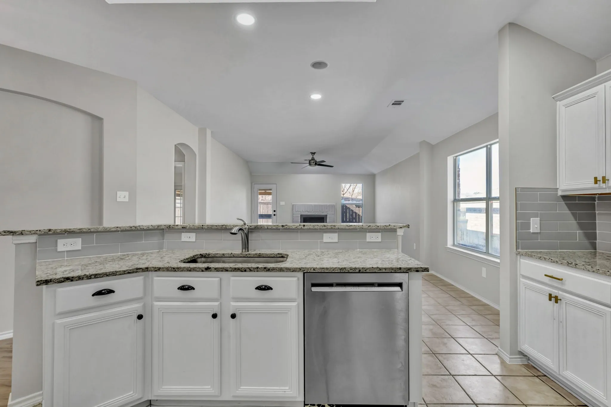 Single Family Residence For Sale in Tarrant County , 341 Windy Hill Lane, Fort Worth, Texas 76108, 3 Bedroom, 2 Bathroom, 2 Garage spaces, 1,734 Sqft, built in 2002, mls#21368581, Real Estate Agent in Fort Worth, Homes For Sale in Tarrant county, Homes For Sale in Fort Worth, Realtor in Fort Worth Texas, Real Estate Brokerage Independent Realty Texas, Luminita Cordes Realtor