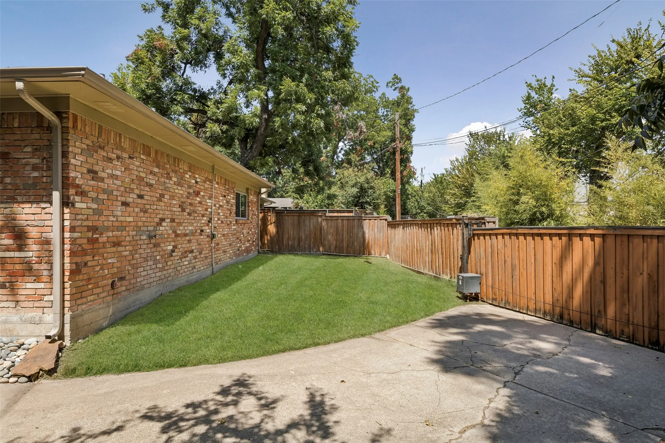 Single Family Residence For Sale in Dallas County , 9812 Ravensway Drive, Dallas, Texas 75238, 4 Bedroom, 3 Bathroom, 2 Garage spaces, 2,268 Sqft, built in 1965, mls#21352637, Real Estate Agent in Dallas, Homes For Sale in Dallas county, Homes For Sale in Dallas, Realtor in Dallas Texas, Real Estate Brokerage Independent Realty Texas, Luminita Cordes Realtor