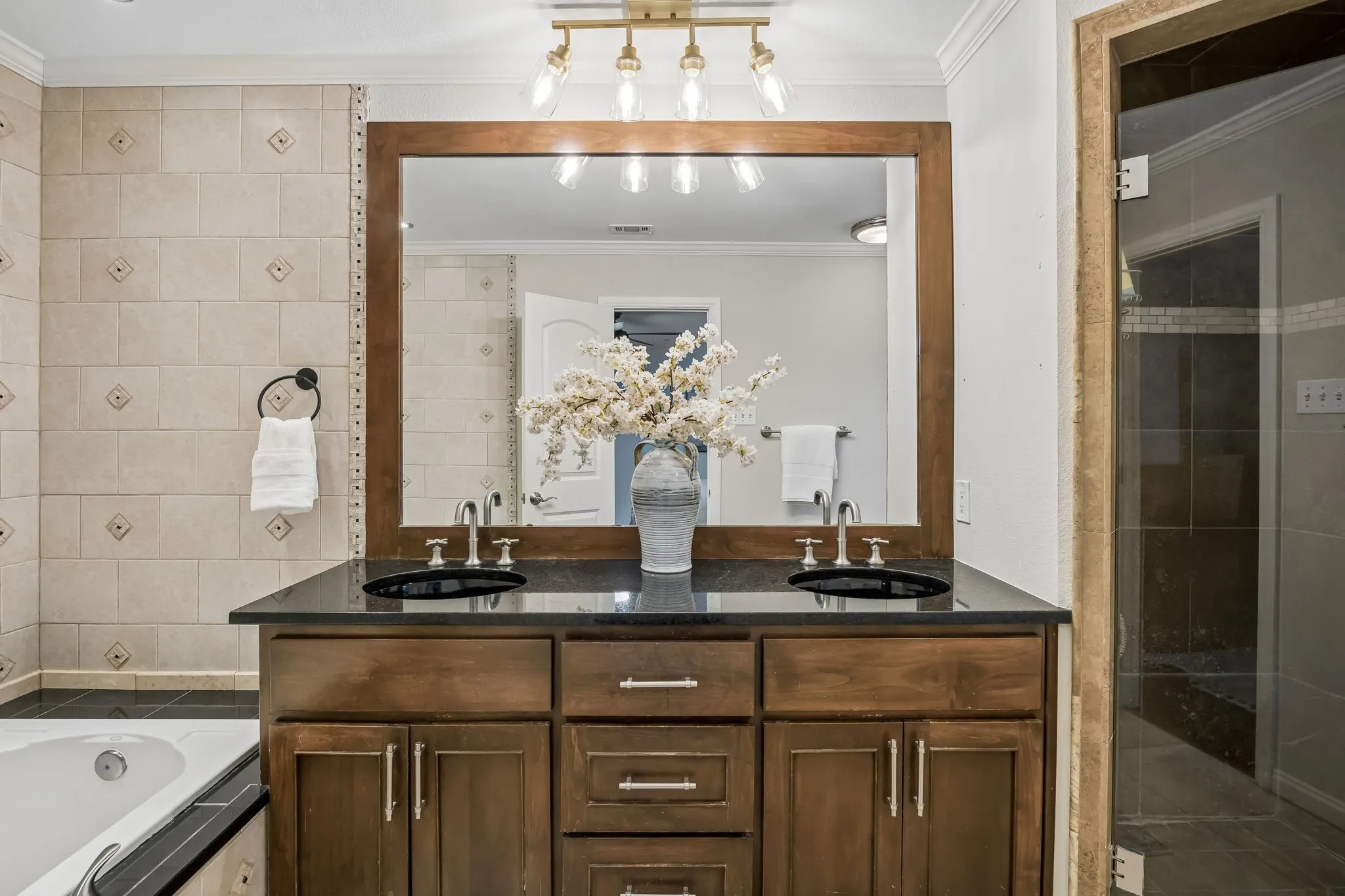 Single Family Residence For Sale in Dallas County , 9812 Ravensway Drive, Dallas, Texas 75238, 4 Bedroom, 3 Bathroom, 2 Garage spaces, 2,268 Sqft, built in 1965, mls#21352637, Real Estate Agent in Dallas, Homes For Sale in Dallas county, Homes For Sale in Dallas, Realtor in Dallas Texas, Real Estate Brokerage Independent Realty Texas, Luminita Cordes Realtor