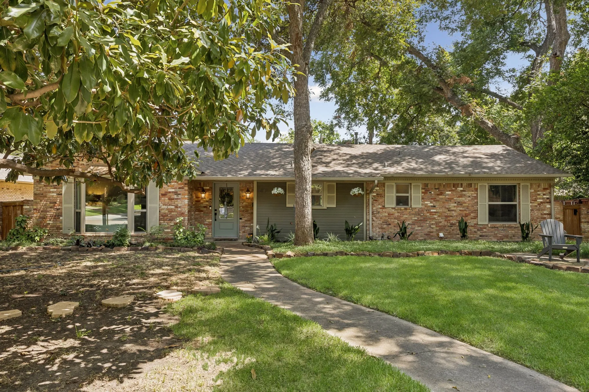 Single Family Residence For Sale in Dallas County , 9812 Ravensway Drive, Dallas, Texas 75238, 4 Bedroom, 3 Bathroom, 2 Garage spaces, 2,268 Sqft, built in 1965, mls#21352637, Real Estate Agent in Dallas, Homes For Sale in Dallas county, Homes For Sale in Dallas, Realtor in Dallas Texas, Real Estate Brokerage Independent Realty Texas, Luminita Cordes Realtor
