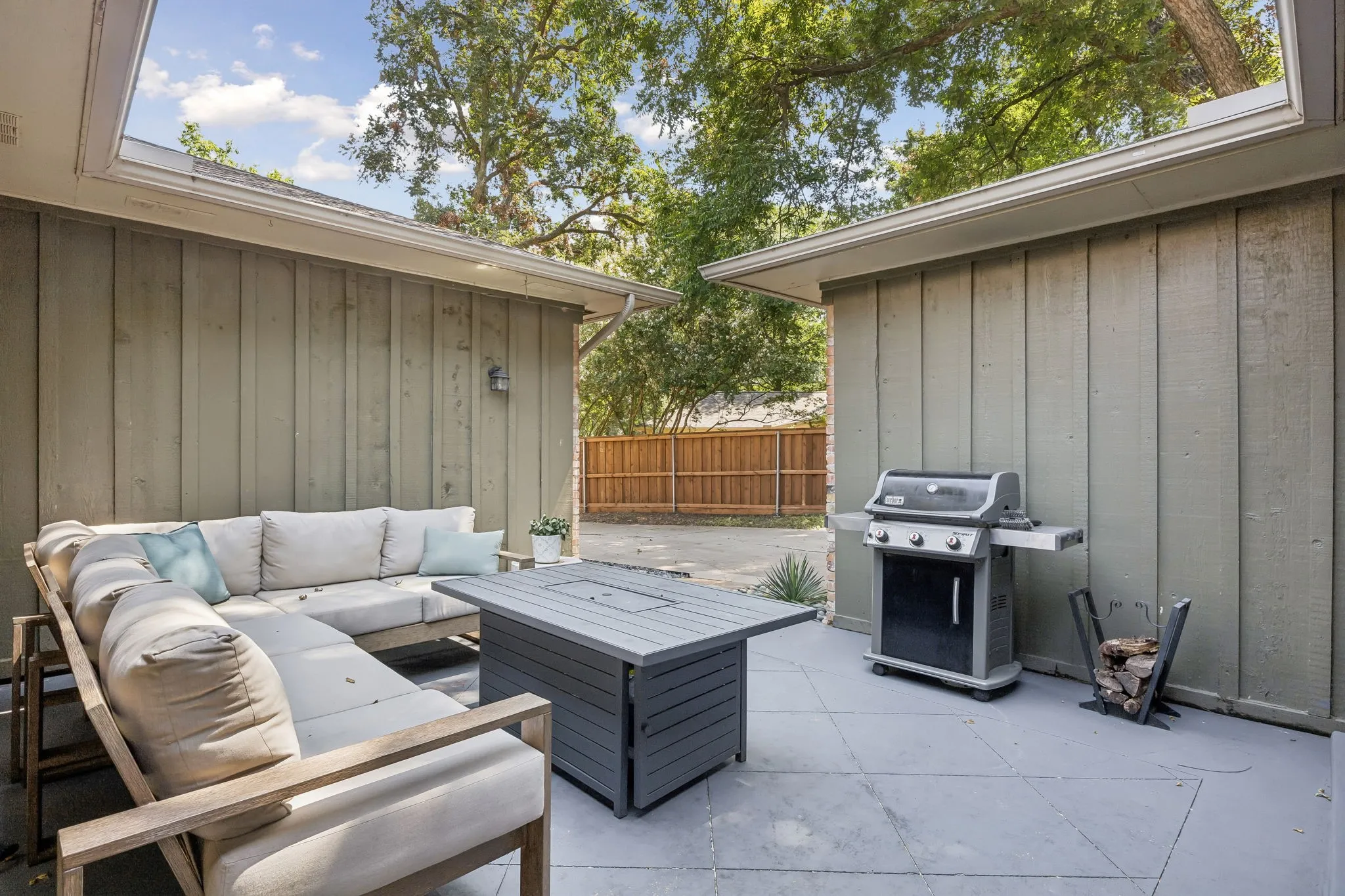 Single Family Residence For Sale in Dallas County , 9812 Ravensway Drive, Dallas, Texas 75238, 4 Bedroom, 3 Bathroom, 2 Garage spaces, 2,268 Sqft, built in 1965, mls#21352637, Real Estate Agent in Dallas, Homes For Sale in Dallas county, Homes For Sale in Dallas, Realtor in Dallas Texas, Real Estate Brokerage Independent Realty Texas, Luminita Cordes Realtor