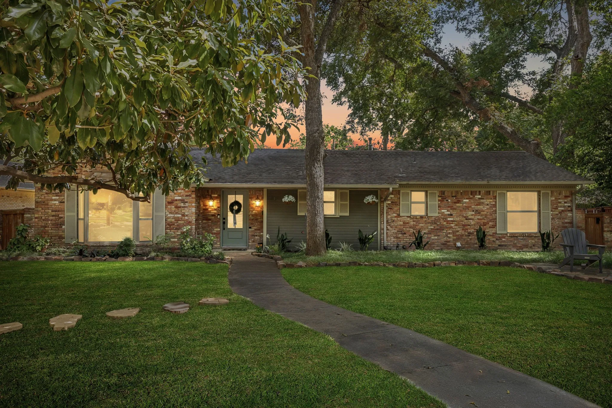 Single Family Residence For Sale in Dallas County , 9812 Ravensway Drive, Dallas, Texas 75238, 4 Bedroom, 3 Bathroom, 2 Garage spaces, 2,268 Sqft, built in 1965, mls#21352637, Real Estate Agent in Dallas, Homes For Sale in Dallas county, Homes For Sale in Dallas, Realtor in Dallas Texas, Real Estate Brokerage Independent Realty Texas, Luminita Cordes Realtor