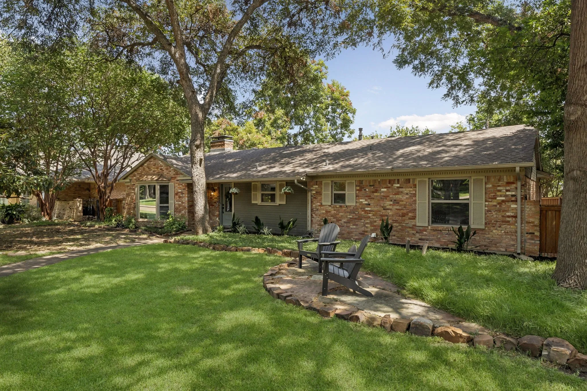 Single Family Residence For Sale in Dallas County , 9812 Ravensway Drive, Dallas, Texas 75238, 4 Bedroom, 3 Bathroom, 2 Garage spaces, 2,268 Sqft, built in 1965, mls#21352637, Real Estate Agent in Dallas, Homes For Sale in Dallas county, Homes For Sale in Dallas, Realtor in Dallas Texas, Real Estate Brokerage Independent Realty Texas, Luminita Cordes Realtor