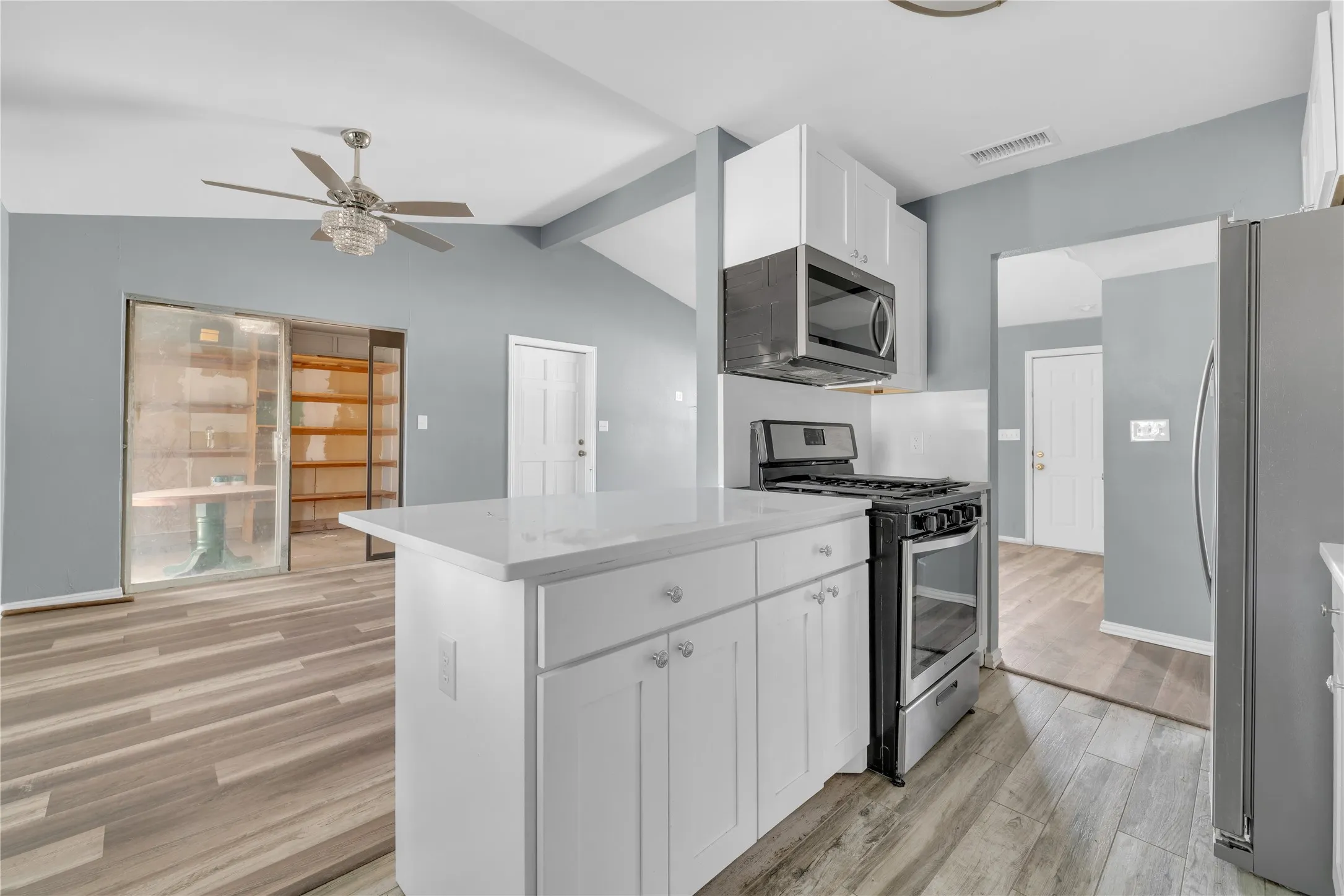 Single Family Residence For Sale in Dallas County , 812 W Grubb Drive, Mesquite, Texas 75149, 3 Bedroom, 2 Bathroom, Garage spaces, 1,410 Sqft, built in 1961, mls#21367513, Real Estate Agent in Mesquite, Homes For Sale in Dallas county, Homes For Sale in Mesquite, Realtor in Mesquite Texas, Real Estate Brokerage Independent Realty Texas, Luminita Cordes Realtor