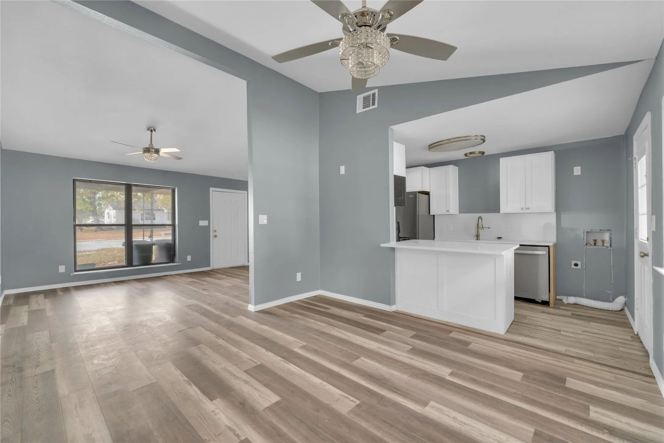 Single Family Residence For Sale in Dallas County , 812 W Grubb Drive, Mesquite, Texas 75149, 3 Bedroom, 2 Bathroom, Garage spaces, 1,410 Sqft, built in 1961, mls#21367513, Real Estate Agent in Mesquite, Homes For Sale in Dallas county, Homes For Sale in Mesquite, Realtor in Mesquite Texas, Real Estate Brokerage Independent Realty Texas, Luminita Cordes Realtor