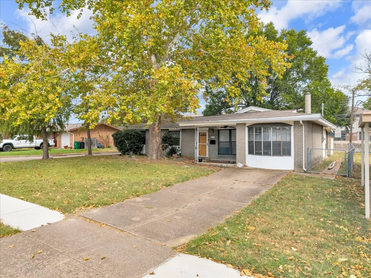 Single Family Residence For Sale in Dallas County , 812 W Grubb Drive, Mesquite, Texas 75149, 3 Bedroom, 2 Bathroom, Garage spaces, 1,410 Sqft, built in 1961, mls#21367513, Real Estate Agent in Mesquite, Homes For Sale in Dallas county, Homes For Sale in Mesquite, Realtor in Mesquite Texas, Real Estate Brokerage Independent Realty Texas, Luminita Cordes Realtor