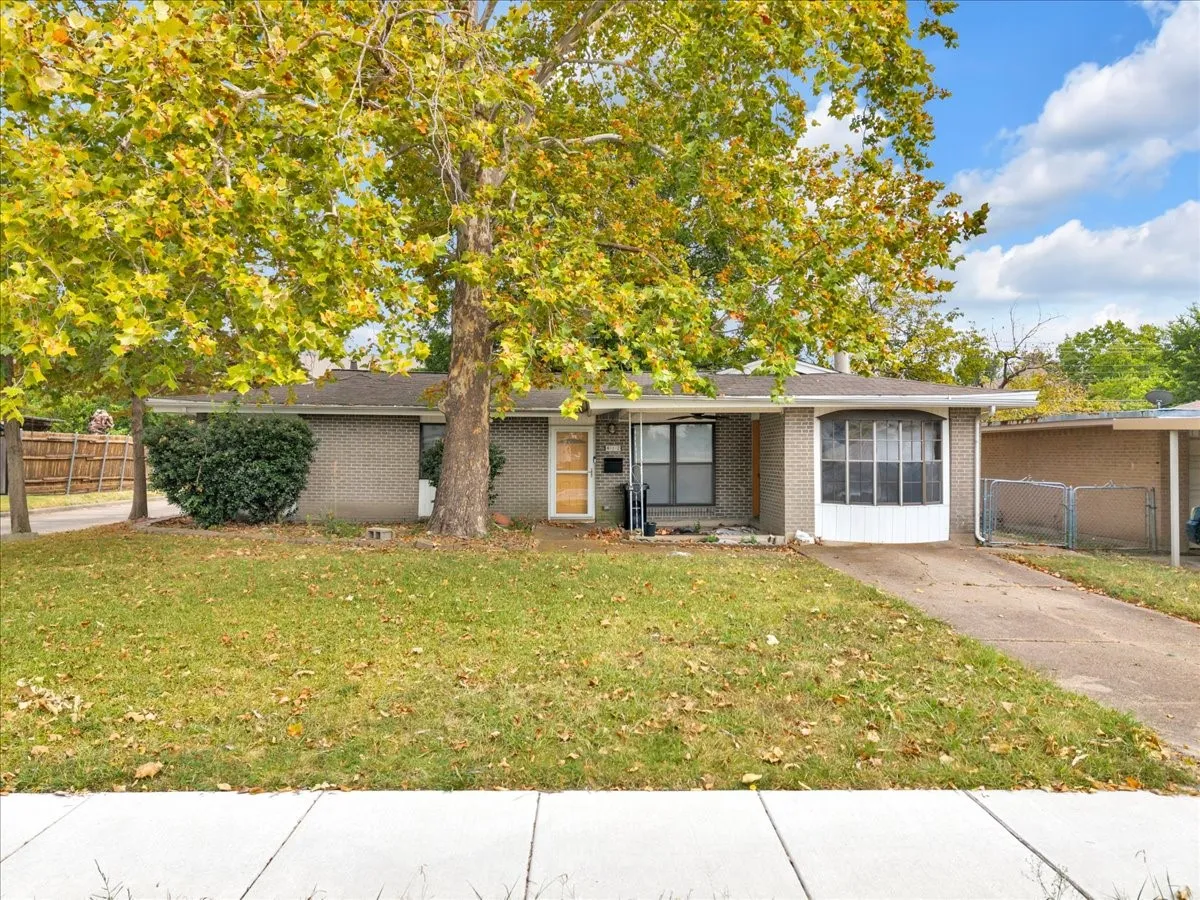 Single Family Residence For Sale in Dallas County , 812 W Grubb Drive, Mesquite, Texas 75149, 3 Bedroom, 2 Bathroom, Garage spaces, 1,410 Sqft, built in 1961, mls#21367513, Real Estate Agent in Mesquite, Homes For Sale in Dallas county, Homes For Sale in Mesquite, Realtor in Mesquite Texas, Real Estate Brokerage Independent Realty Texas, Luminita Cordes Realtor