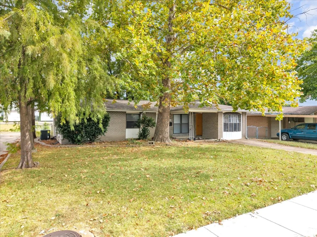 Single Family Residence For Sale in Dallas County , 812 W Grubb Drive, Mesquite, Texas 75149, 3 Bedroom, 2 Bathroom, Garage spaces, 1,410 Sqft, built in 1961, mls#21367513, Real Estate Agent in Mesquite, Homes For Sale in Dallas county, Homes For Sale in Mesquite, Realtor in Mesquite Texas, Real Estate Brokerage Independent Realty Texas, Luminita Cordes Realtor