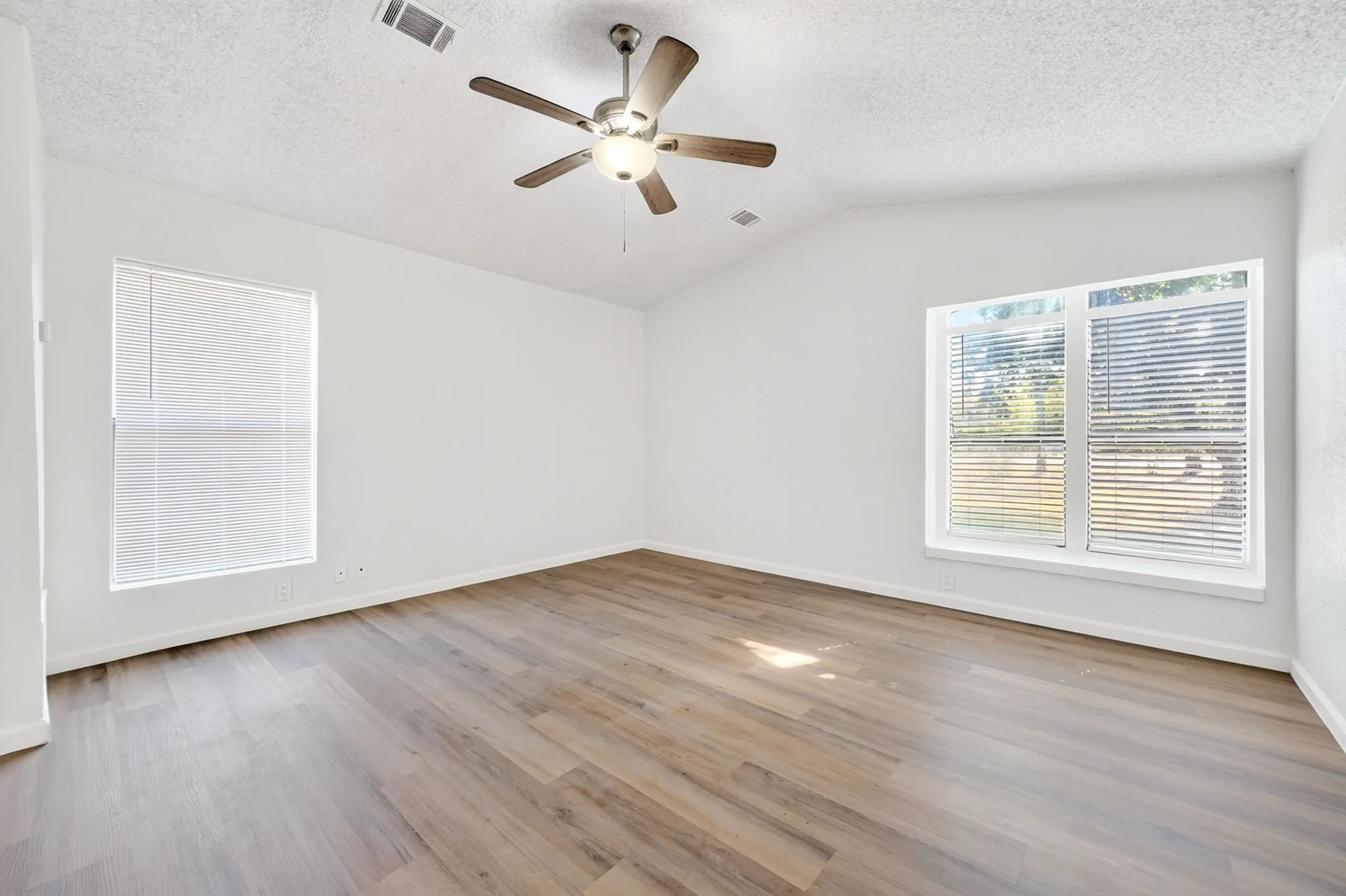 Single Family Residence For Sale in Rockwall County , 9661 S Fm 548, Royse City, Texas 75189, 2 Bedroom, 2 Bathroom, 4 Garage spaces, 1,431 Sqft, built in 1983, mls#21368606, Real Estate Agent in Royse City, Homes For Sale in Rockwall county, Homes For Sale in Royse City, Realtor in Royse City Texas, Real Estate Brokerage Independent Realty Texas, Luminita Cordes Realtor
